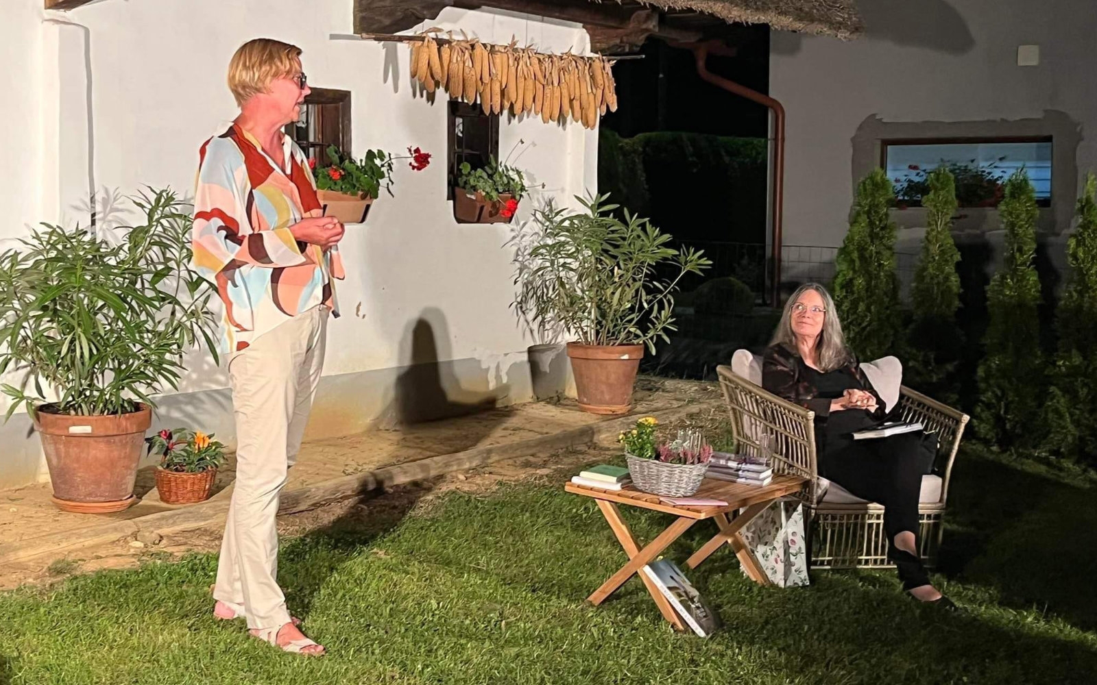 Tudi lansko leto so v okviru festivala Dnevi poezije in vina v Vitomarcih gostili častno gostjo festivala - Carolyn Forché iz ZDA (na desni). Foto: arhiv društva