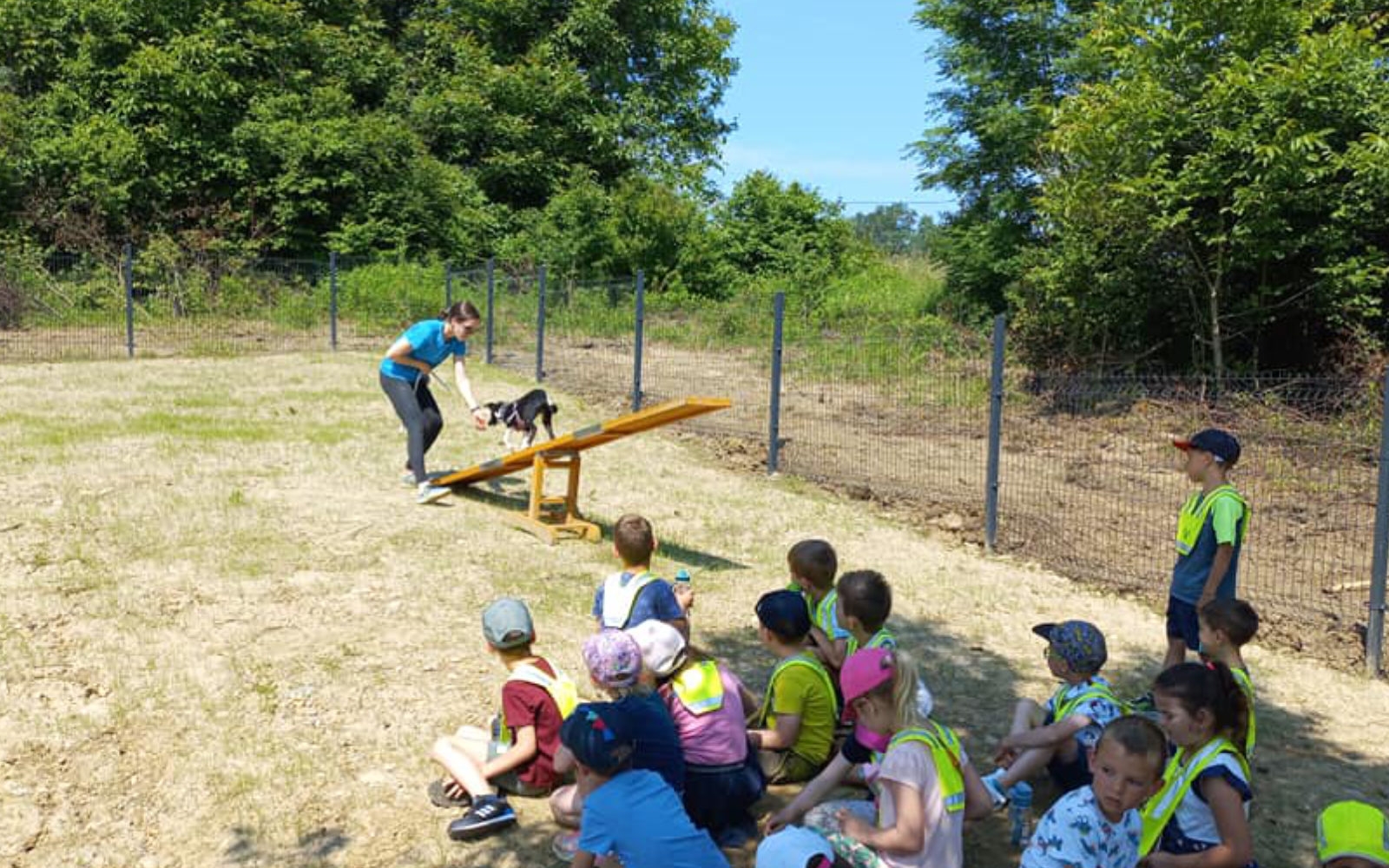 Odprtja pasjega parka v Šentilju so se udeležili tudi otroci iz vrtca. Foto: Tanja Kosec