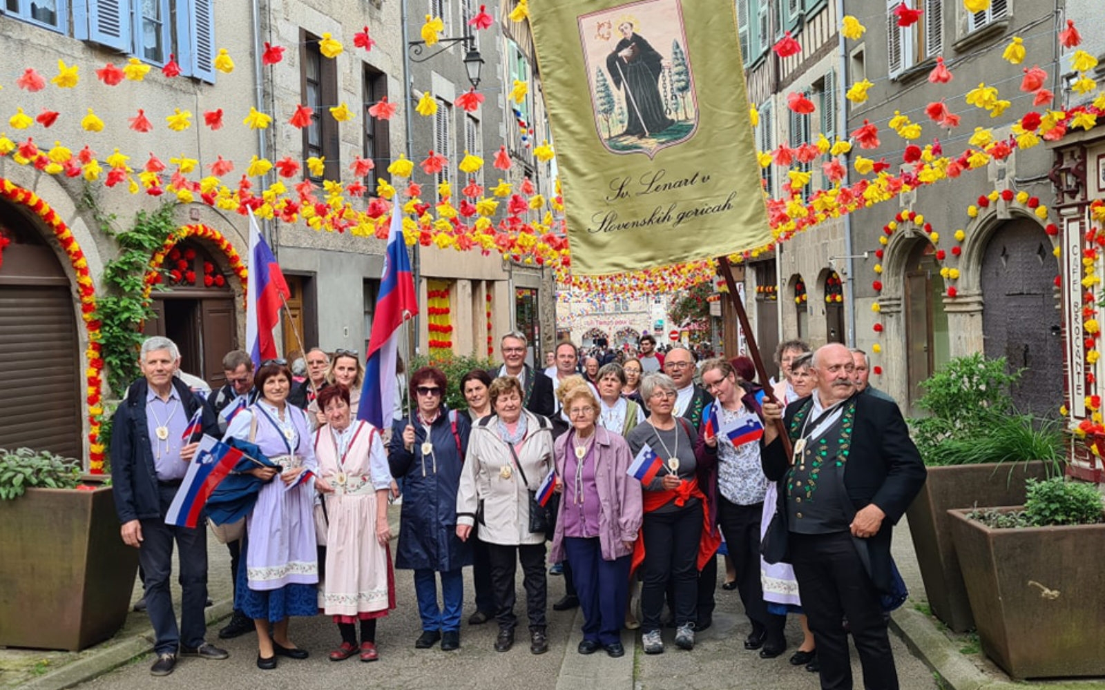 Vsi udeleženci okrog vratu nosijo v les graviran občinski grb, ki ga je izdelal BEENY graviranje in mizarske storitve iz Lenarta. Foto: arhiv župnije