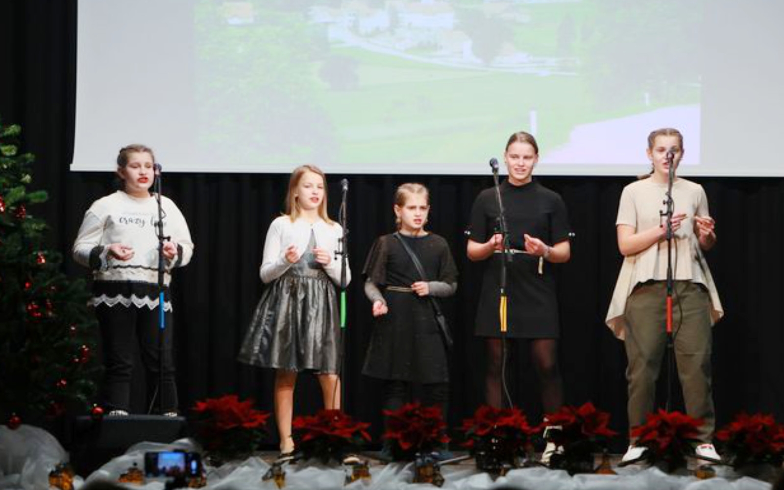 Utrinek iz lanskega leta: sestrične iz družin Senekovič in Sedminek. Foto: Maksimiljan Krautič