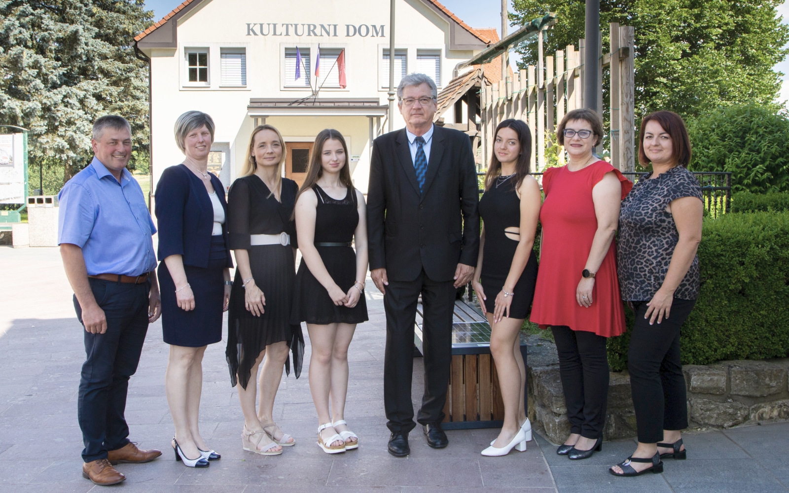 Sprejema so se udeležili tudi učiteljica in ravnateljica ter starši odličnih učenk, ki ju podpirajo, vzpodbujajo in jima stojijo ob strani in s tem pripomorejo k uspehom, ki jih dosegata. Foto: Foto Askari