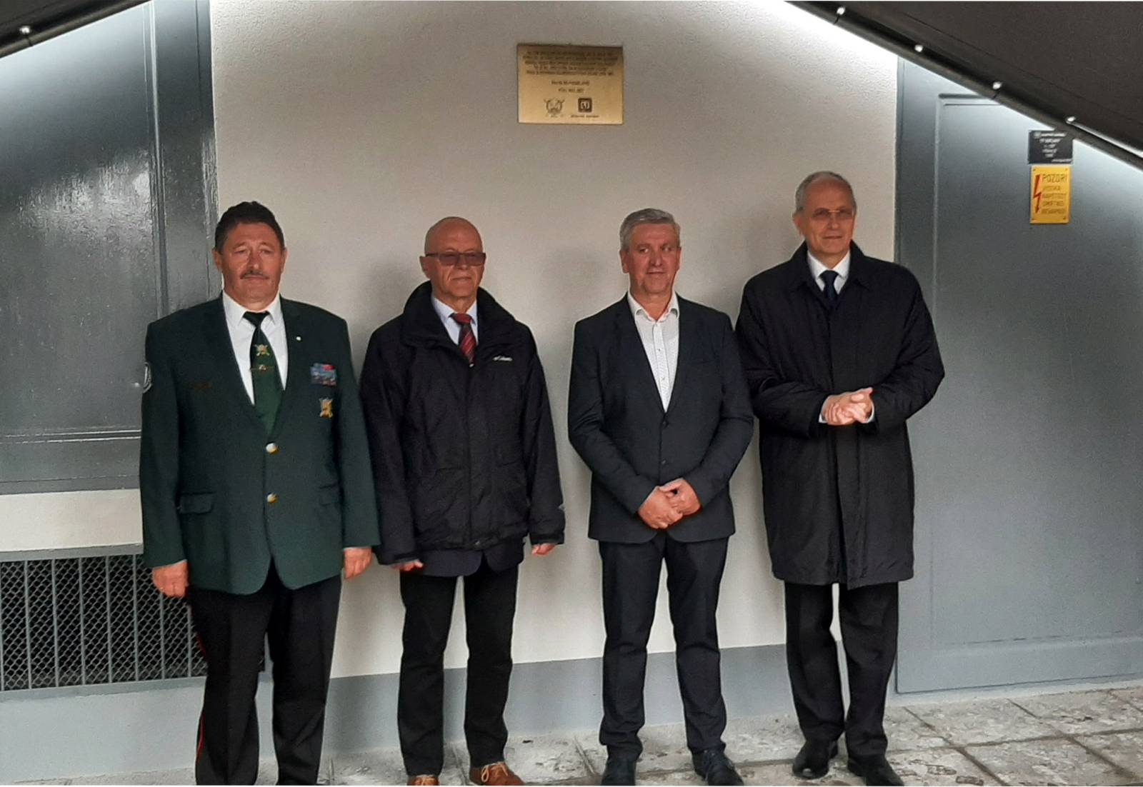 Boris Fras (drugi z leve) po odkritju plošče na Ptuju