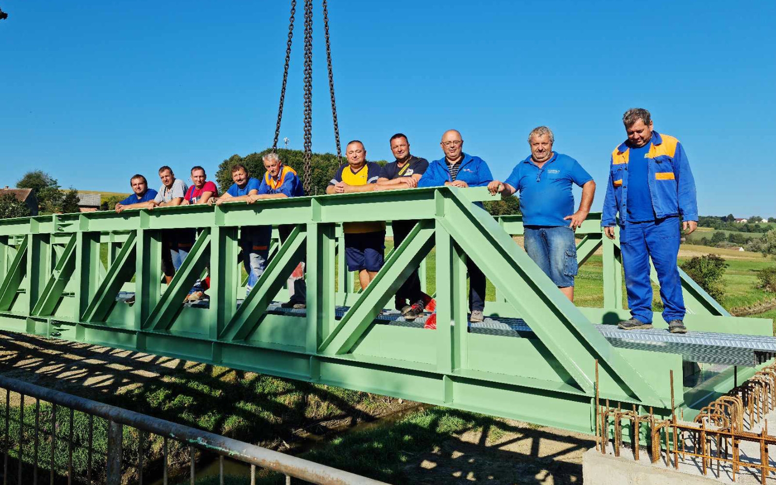 Deset mojstrov je v pičlih štiriih urah postavilo 24 tonski jekleni most. Foto: arhiv občine
