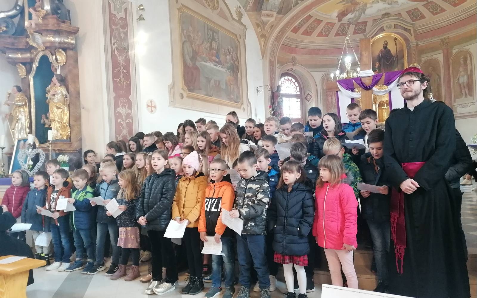 Otroci so zapeli pod vodstvom s. Zalike. Foto: Aleksandra Papež.