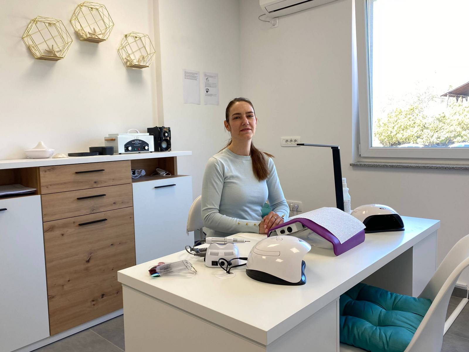 Lastnica Simona Zakelšek v svojem salonu v poslovno-obrtni coni Cerkvenjak. Foto: Vanja ČIček