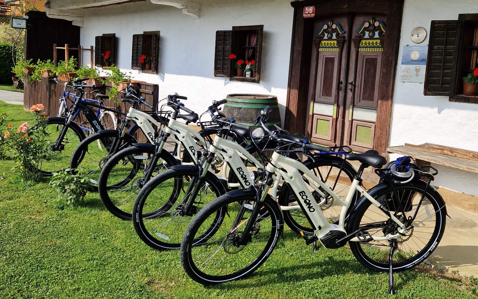 Kolesa pred Domačijo Kapl. Foto: Viktor Kapl