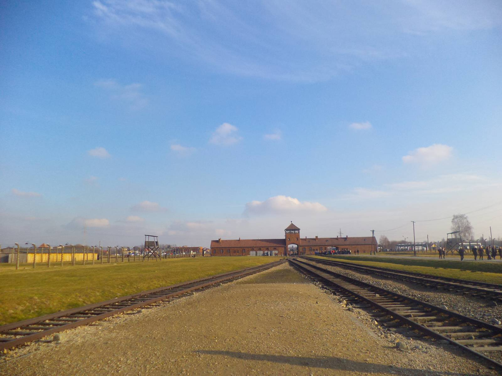 Auschwitz – Birkenau, tovarna smrti in pekel na zemlji, od koder še vedno kričijo v nebo ponižani in razžaljeni, ljudje, ki to niso smeli biti, ker so bili drugačni ... Foto Marjan Toš.