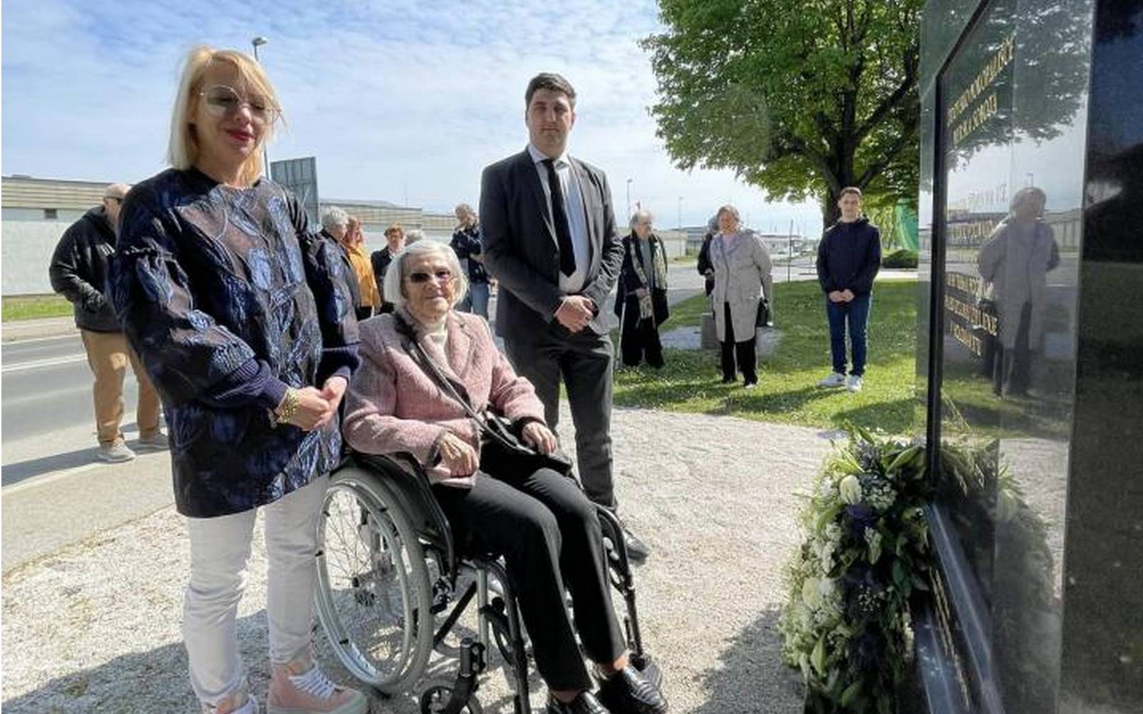 Ena redkih slovenskih še živih prič holokavsta Erika Fürst ob spomeniku na Židovskem pokopališču v Murski Soboti. Foto: arhiv MO Murska Sobota.