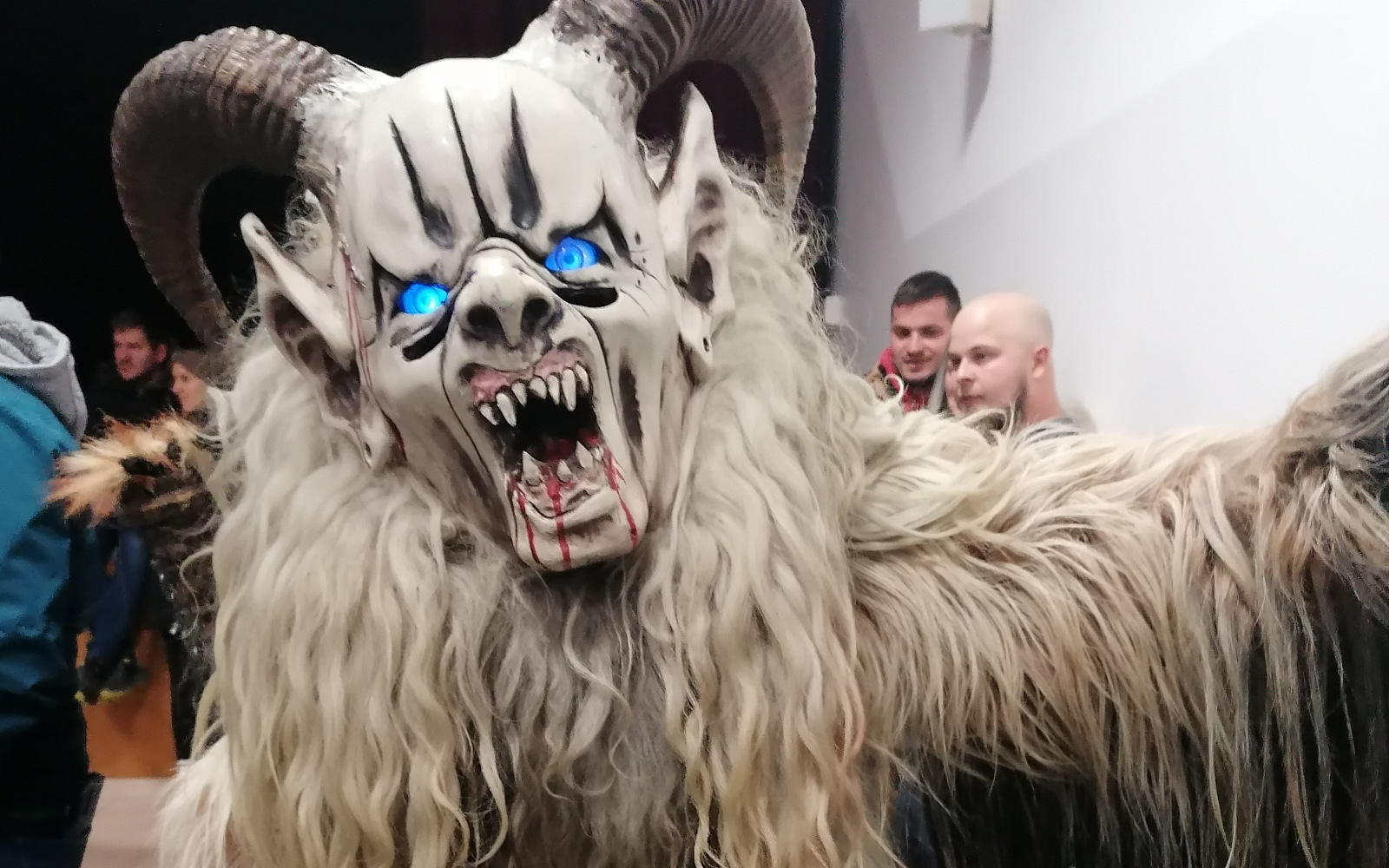Eden izmed krampusov v Trnovski vasi. Foto: A. Papež