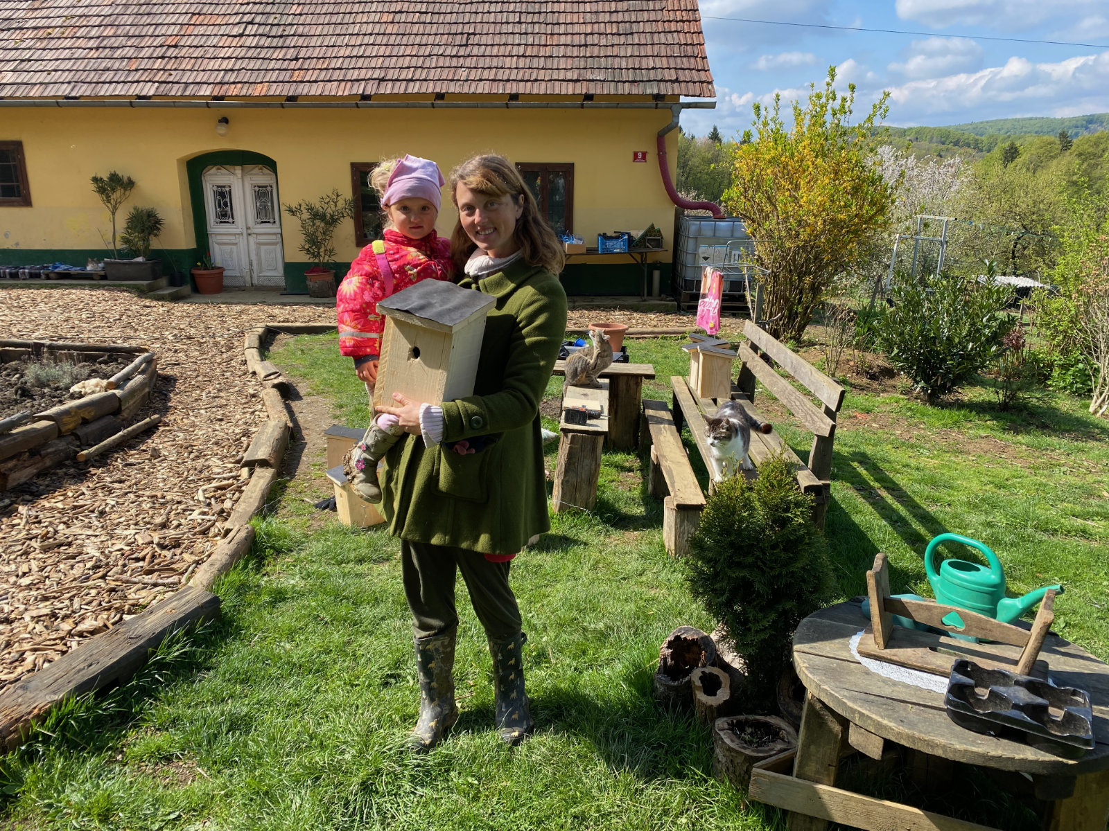 To ni kmetija, saj s temi živalmi ne služimo in se z njimi ne prehranjujemo, ampak one živijo v sožitju z nami. Je kraj, kjer živali živijo naravno življenje do naravne smrti. Foto: Vanja Čiček