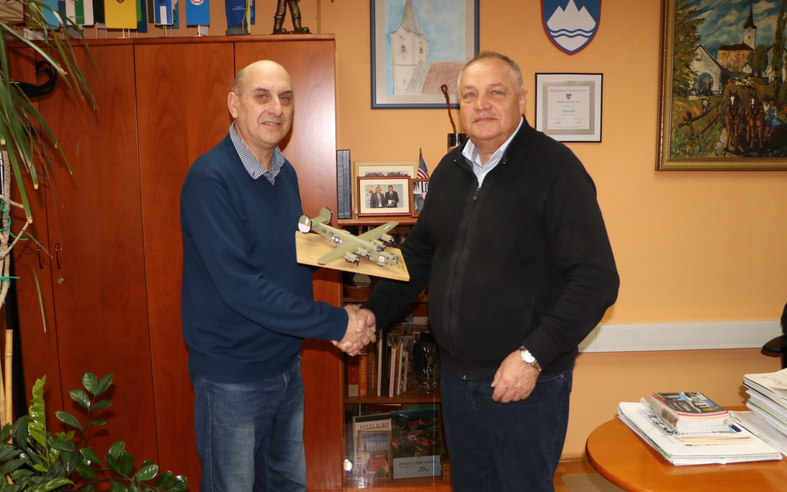 Upokojeni major Darko Skok (prvi z leve) je županu Občine Cerkvenjak Marjan Žmavcu predal model na Vanetini strmoglavljenega ameriškega bombnika B24H Liberator, ki ga je poklonil občini in osnovni šoli. Foto: Valerija Toš