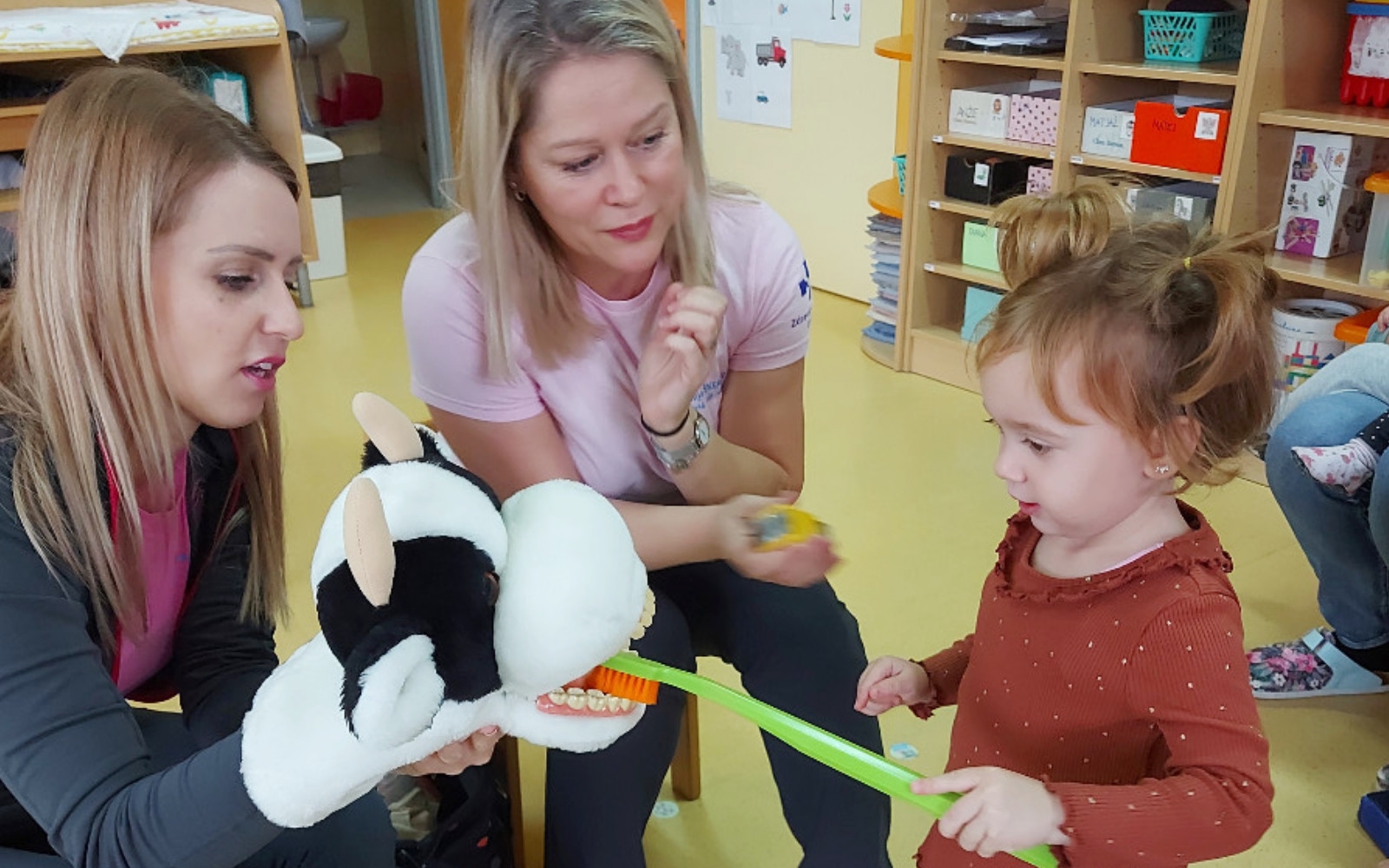 Za spodbujanje zdravih navad je lutka kravica pomagala otrokom razumeti pomembnost nege zob. Foto: arhiv šole