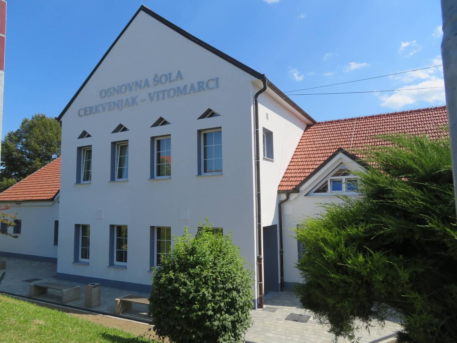 Poslopje osnovne šole v Cerkvenjaku, ki so ga čez poletje energetsko prenovili, je na novo zasijalo. Foto: Tomaž Kšela