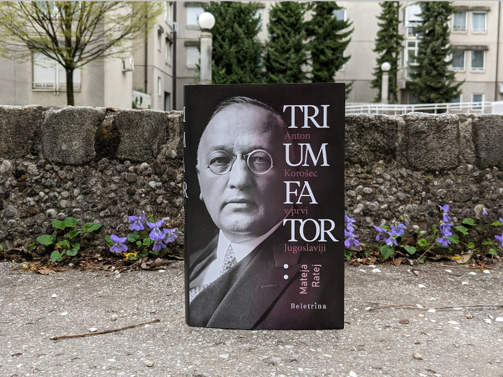 Naslovnica nova monografije od dr. Antonu Korošcu izpod peresa dr. Mateje Ratej.