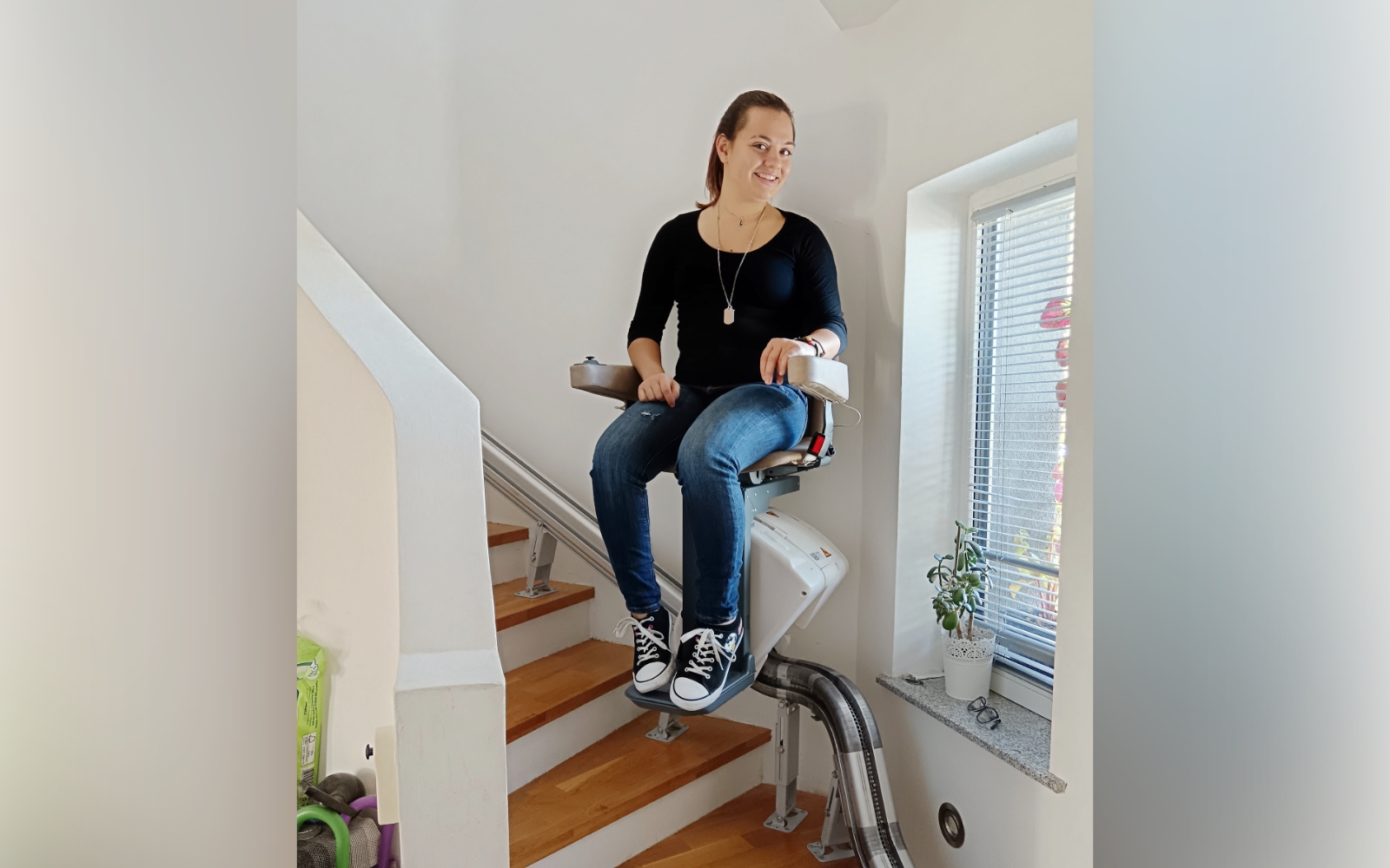 Zdaj lahko grem gor in dol kadar se mi zahoče in ne ko mi to noge dopuščajo. Konec koncev sem že odrasla oseba, ki želi biti popolnoma samostojna in se ne zanašati na starše, da mi kaj prinesejo," je zadovoljno povedala Mihela. Foto: osebni arhiv