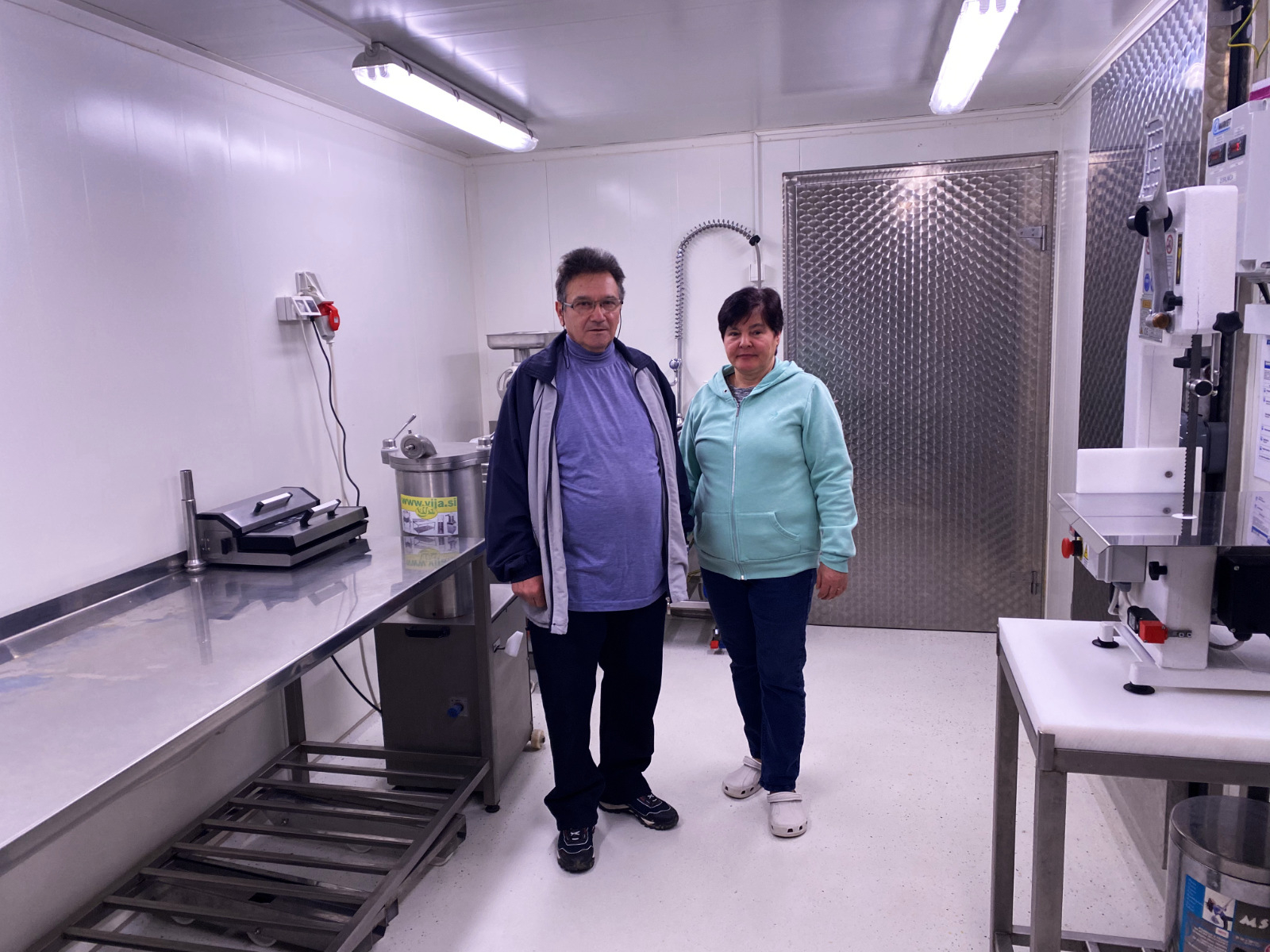 Uporabljamo čisto osnovni recept. Sol, poper, česen in nekatere druge začimbe," pove Zdravko Bohorč. Foto: Vanja Čiček