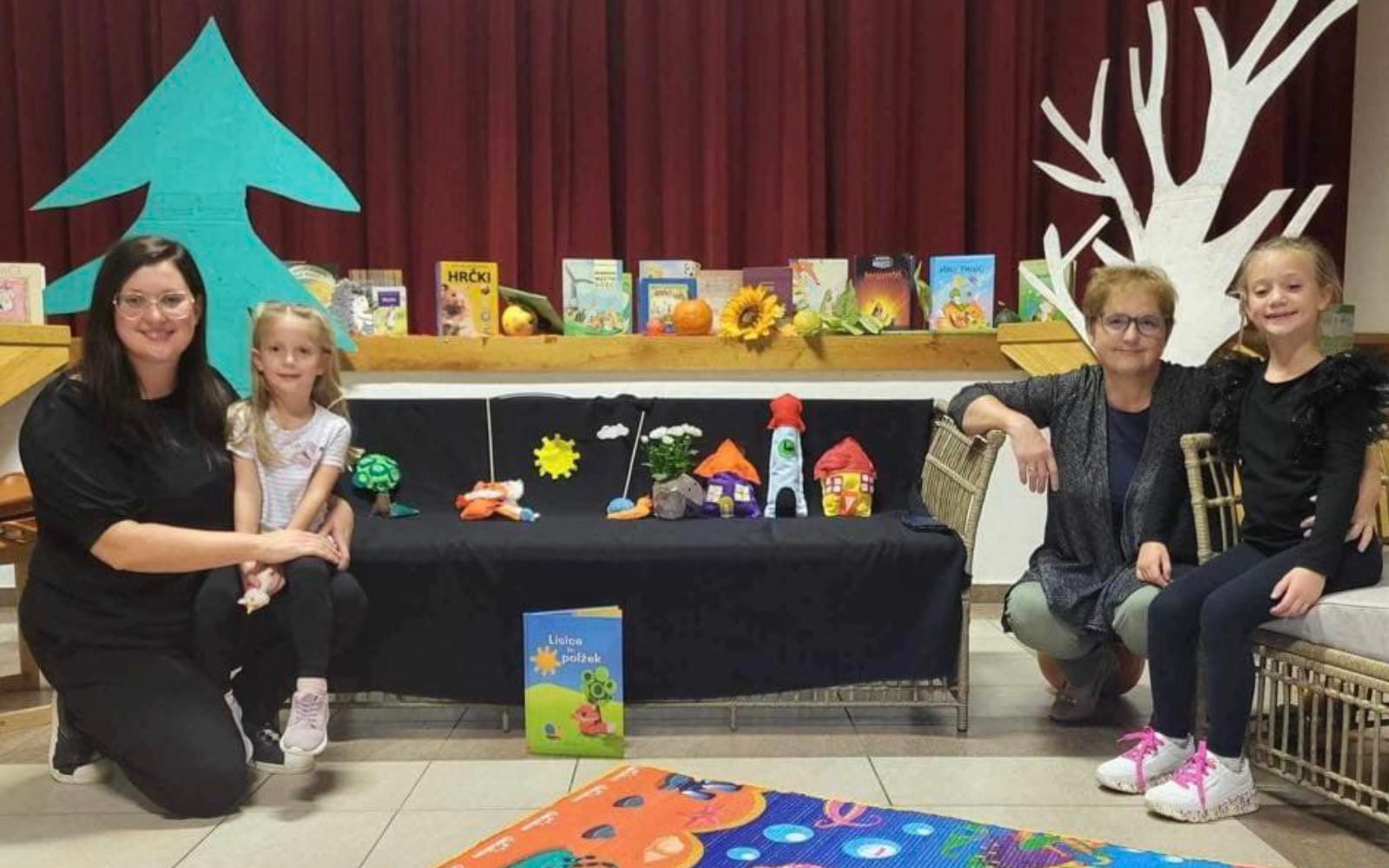 Članice družine Žvarc so si lutke za predstavo sešile kar same. Foto: Valerija I. Toš