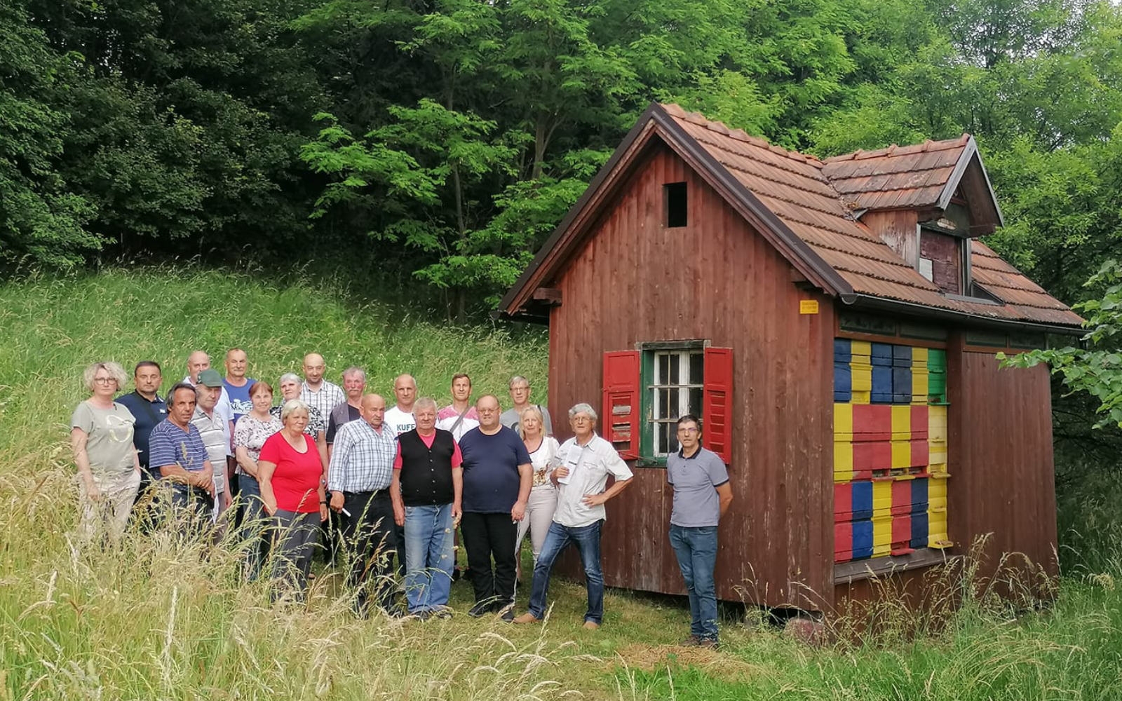 Čebelarsko društvo Ivan Jurančič Cerkvenjak večkrat letno pripravlja različna izobraževanja in predavanja v Društvenem čebelarskem domu in Društvenem čebelnjaku. Foto: arhiv društva