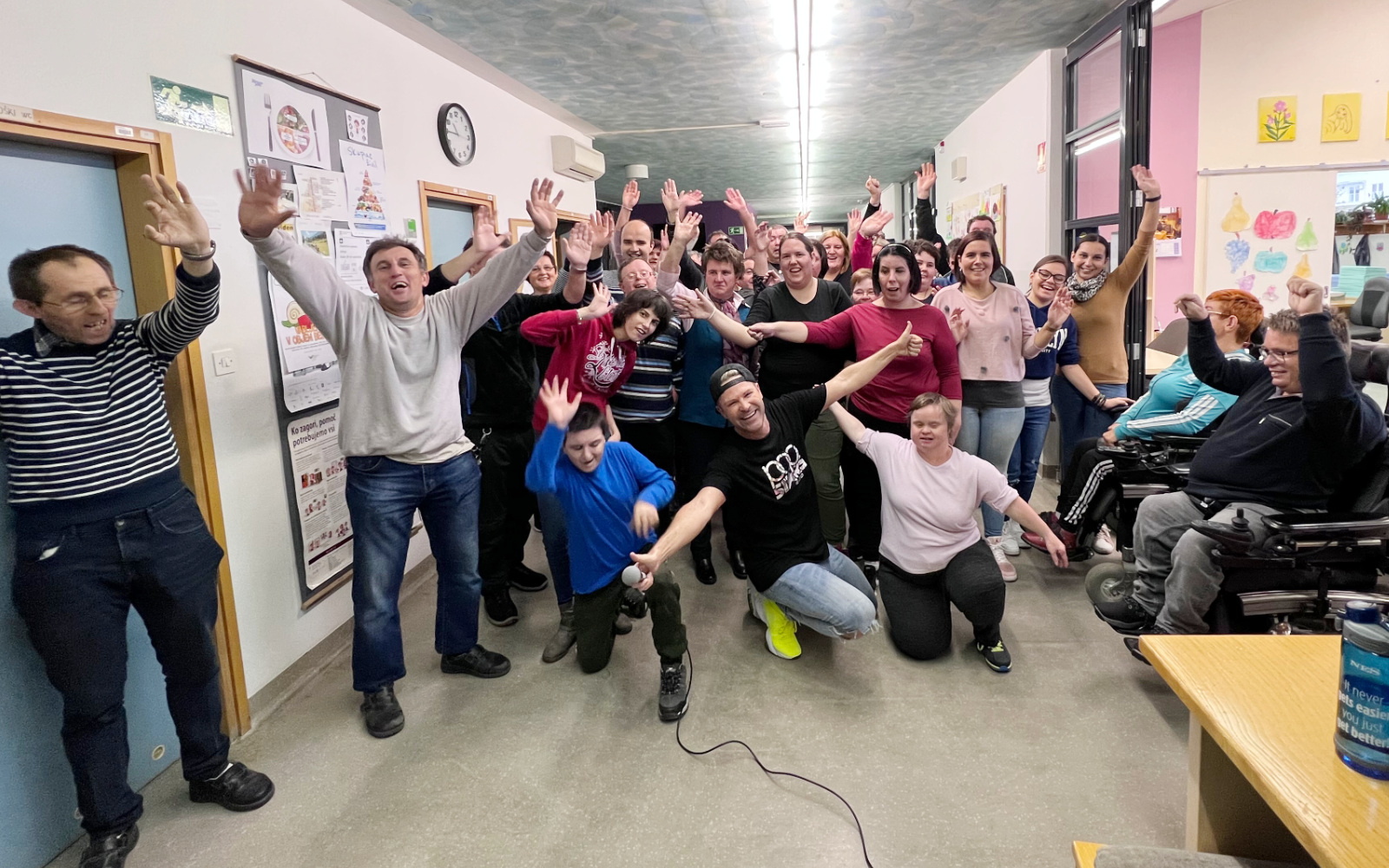 Uporabniki VDC Polž, enota Lenart so zaplesali s Sebastianom. Foto: Nina Zorman