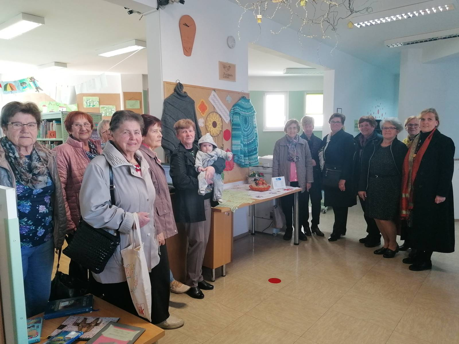 Razstavljalke ob svojih izdelkih. Foto: Aleksandra Papež.