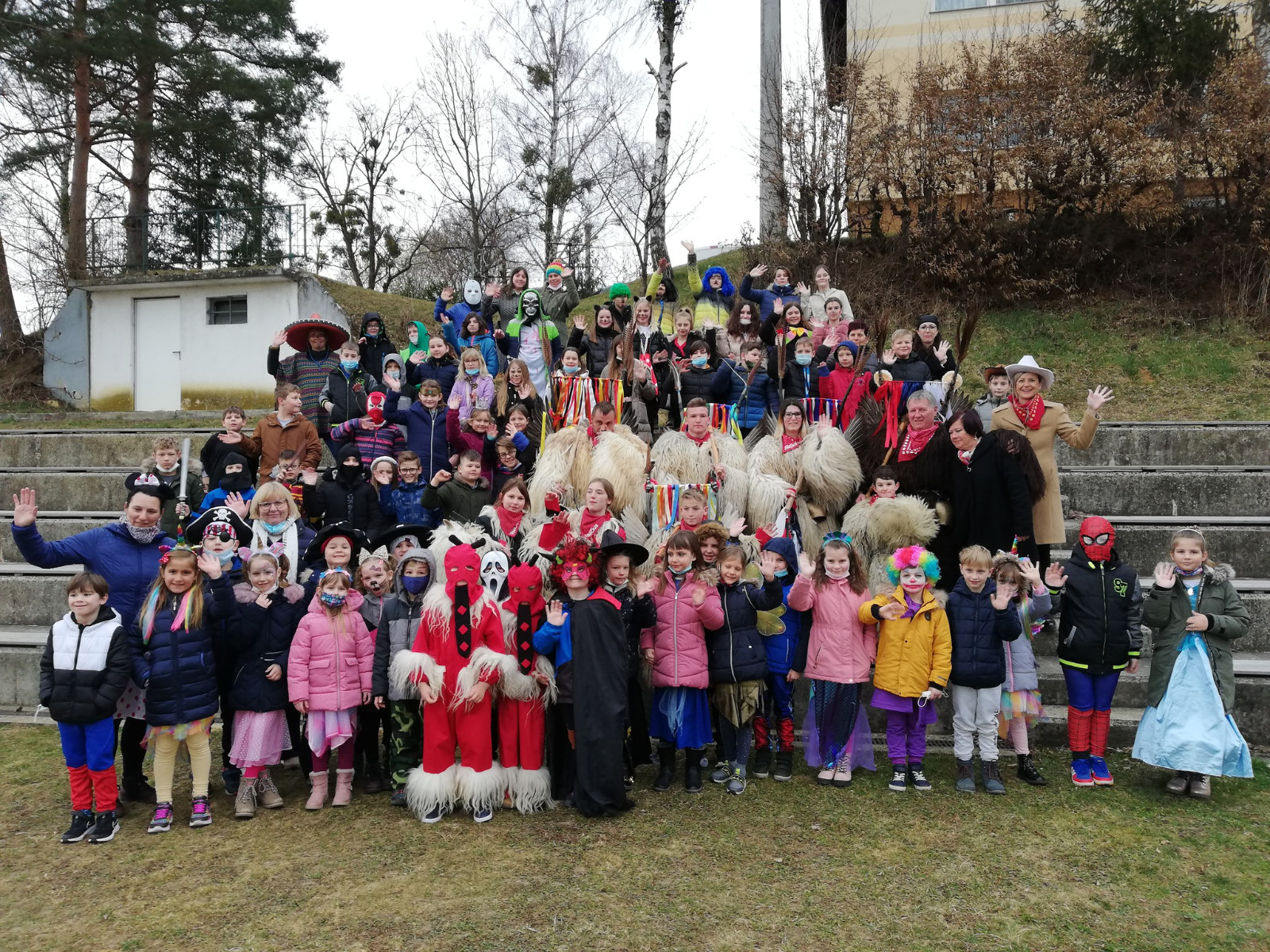 Danes so se otroci za vrtec in osnovno šolo našemili v svoje najljubše maske, presenetili pa so jih tudi kurenti in par hudičk!  Foto: arhiv občine