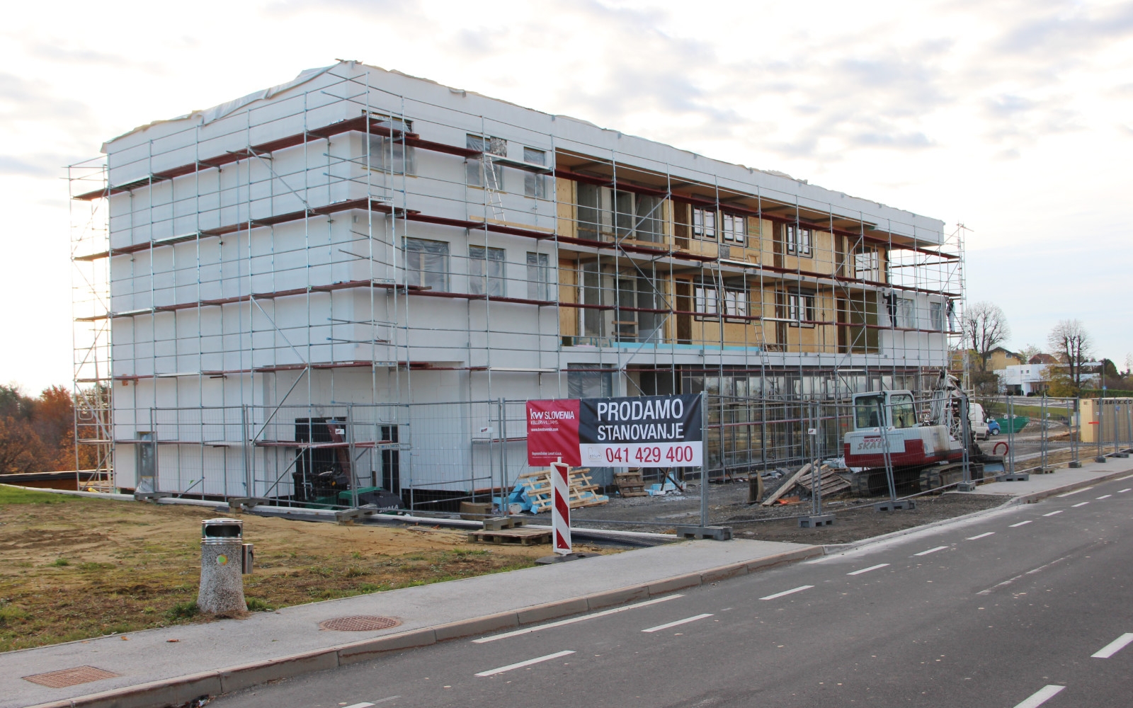 Skladnost naravne gradnje in poslovne odličnosti v novem poslovno-stanovanjskem objektu na Krivem Vrhu. Foto: Mojca Simonič