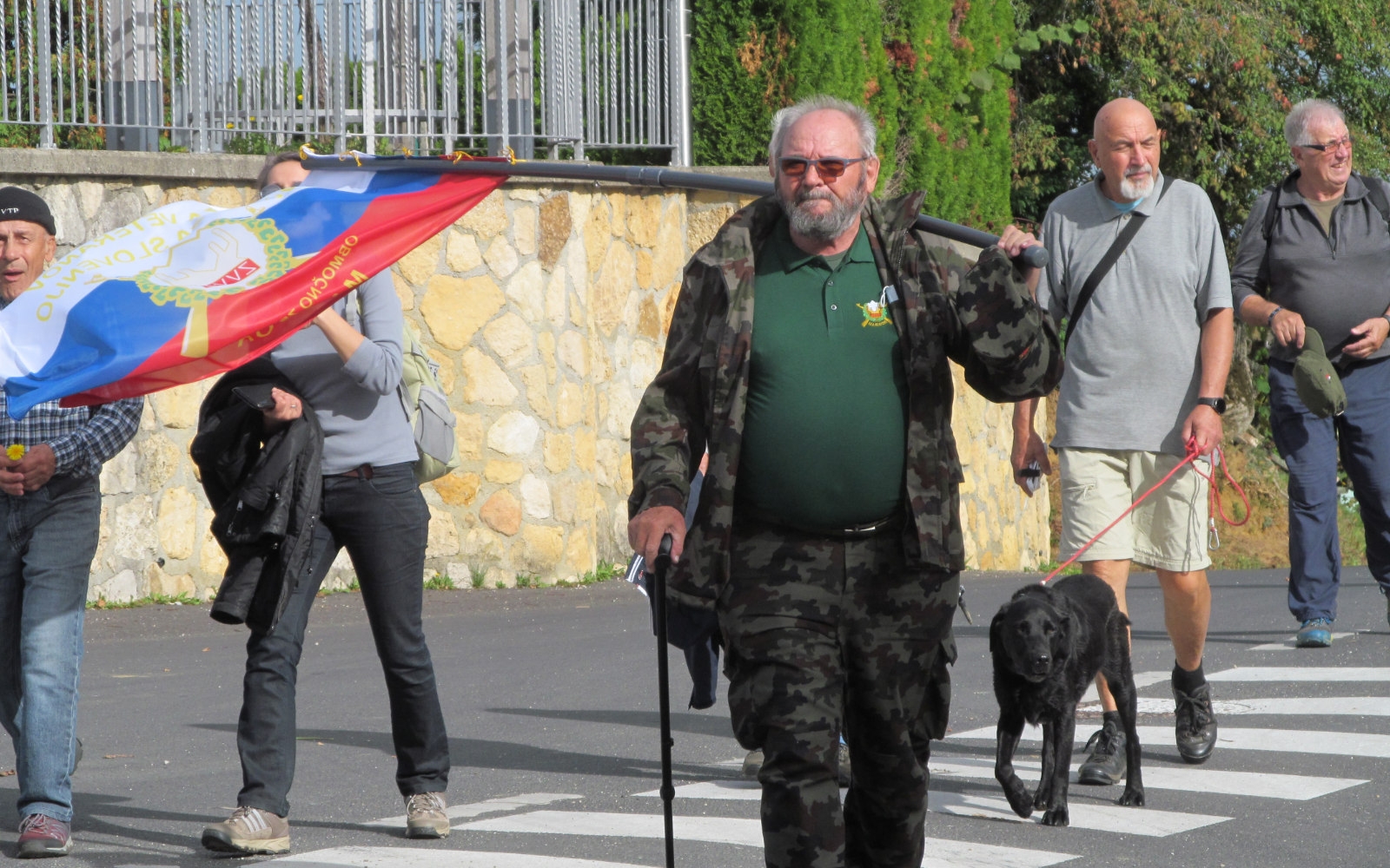 Vedro razpoloženi pohodniki prihajajo na cilj. Foto: Marjan Toš