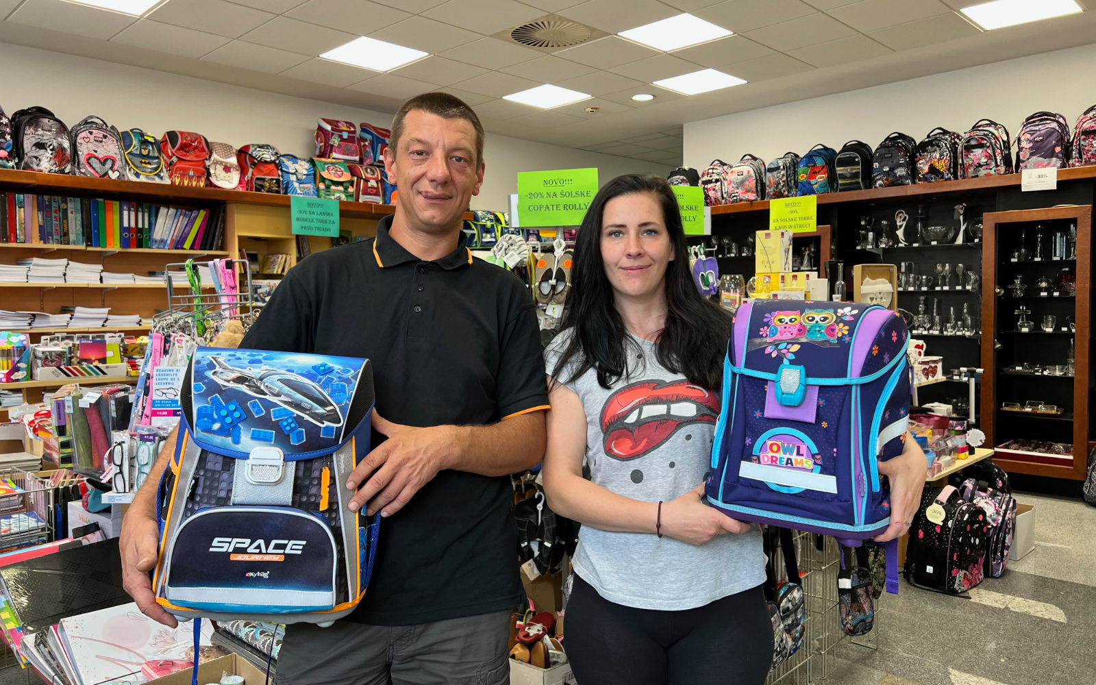 Največja izbira šolskih torbic vas čaka v Papirnici Zajček v Lenartu, kjer so znižane za kar 30% (KAOS in STREET). Foto: Nina Zorman