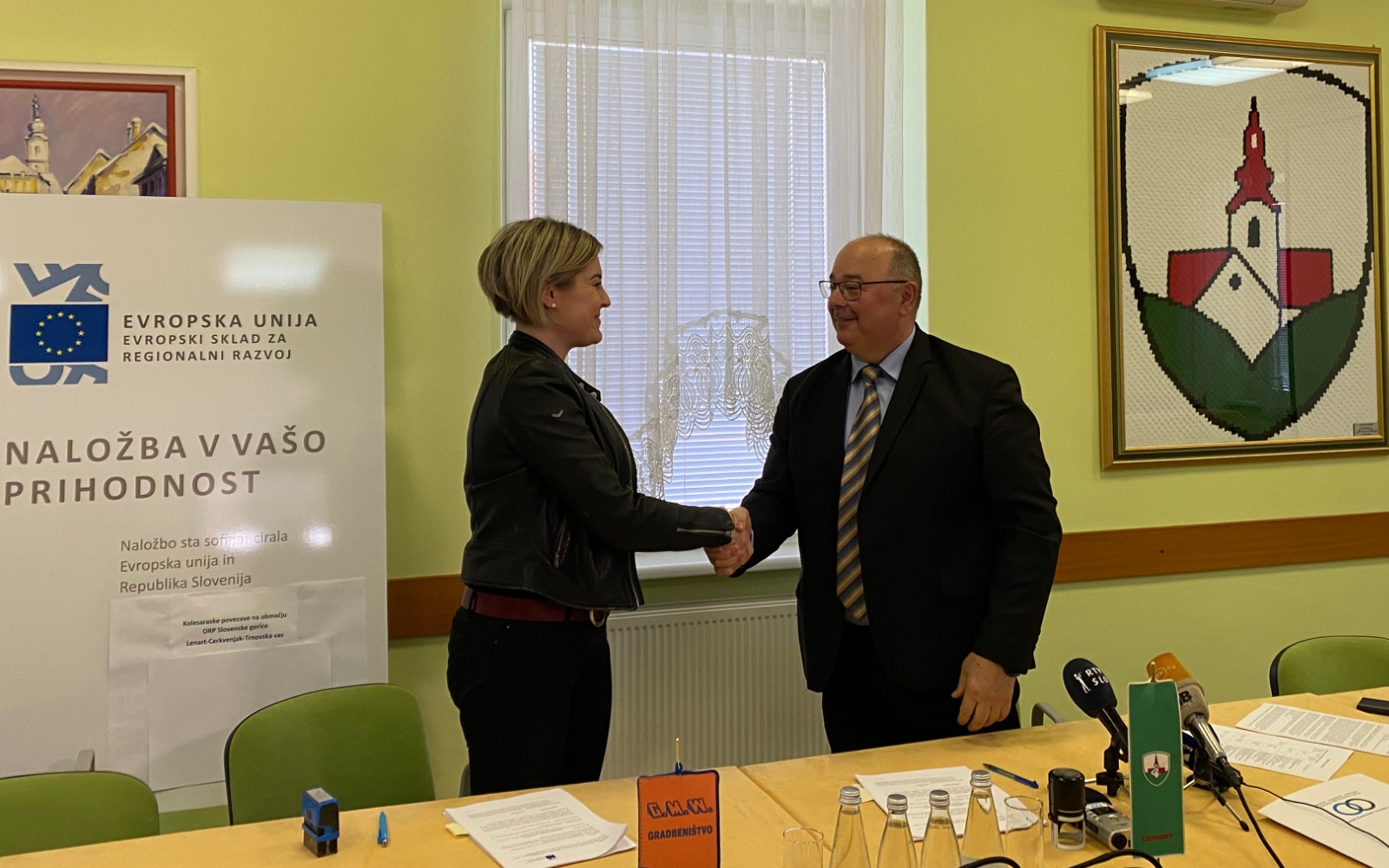 Pogodbo za izgradnjo enostranske dvosmerne kolesarske povezave sta podpisala župan Občine Lenart mag. Janez Kramberger in direktorica podjetja GMW, gradbeništvo, mehanizacija Weindorfer, d.o.o. Petra Weindorfer. Foto: Barbara Ribič