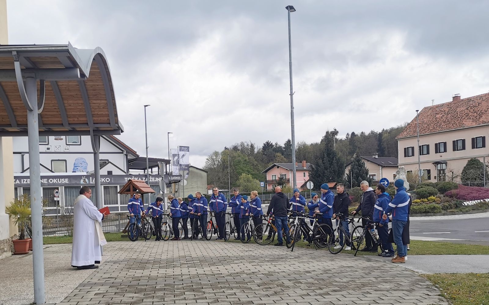 Blagoslov koles in kolesarjev so člani KD Selce pripravili v Trnovski vasi. Foto: arhiv KD Selce.