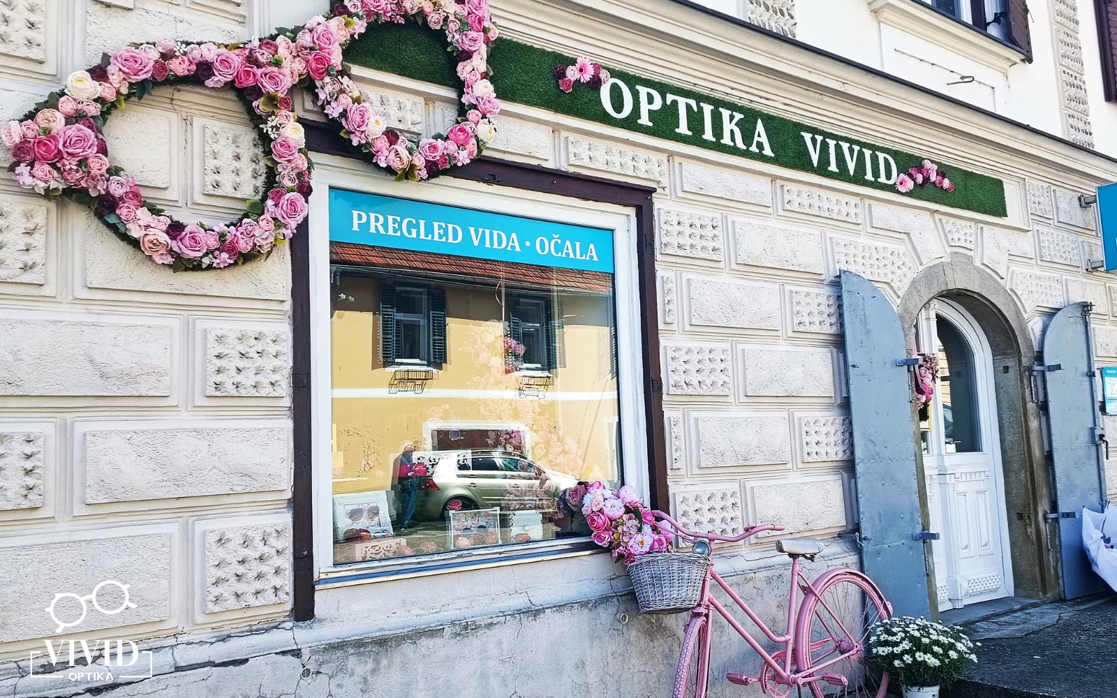 Pomlad je dodobra objela tudi Optiko VIVID iz Svete Trojice, kjer čudoviti cvetlični aranžmaji napovedujejo novo kolekcijo sončnih očal, ki bodo to poletje najbolj zaželjena.