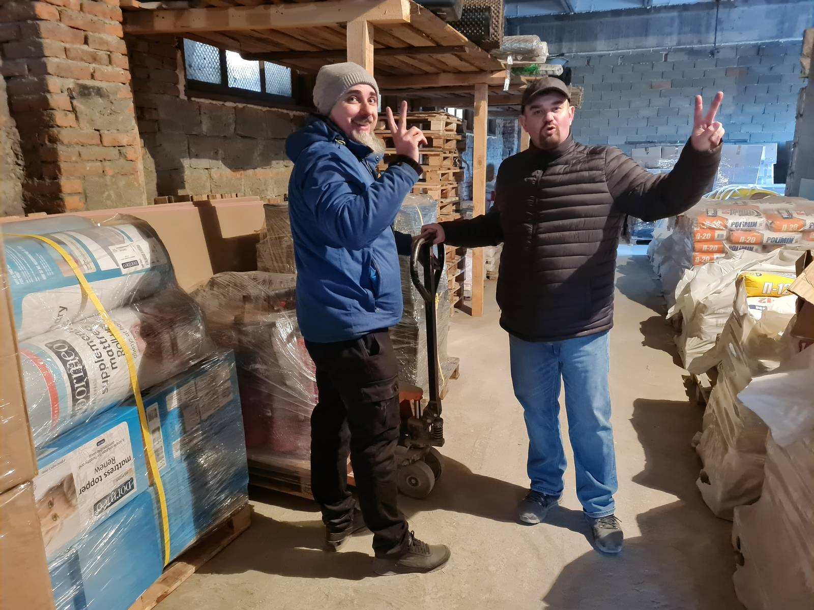 Humanitarna pomoč slovenskih občin je prispela v skladišče obmejnega ukrajinskega mesta Khust, kjer so jo Ukrajinci sprejeli z veliko hvaležnostjo. Foto: SR