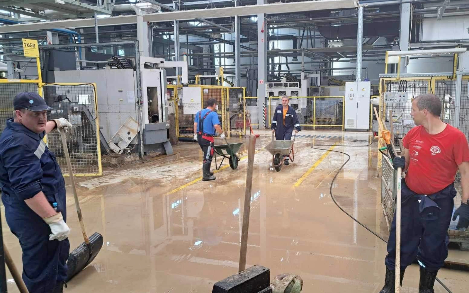 Gasilci PGD Biš so na dan solidarnosti pomagali čistiti Davidov hram in podjetje KLS Ljubno. Foto: Miran Arnuga