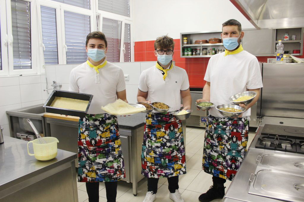 Dijaki sodelujejo na raznih natečajih: v februarju so se udeležili in bili uspešni na natečaju Reciklirana kuhinja.