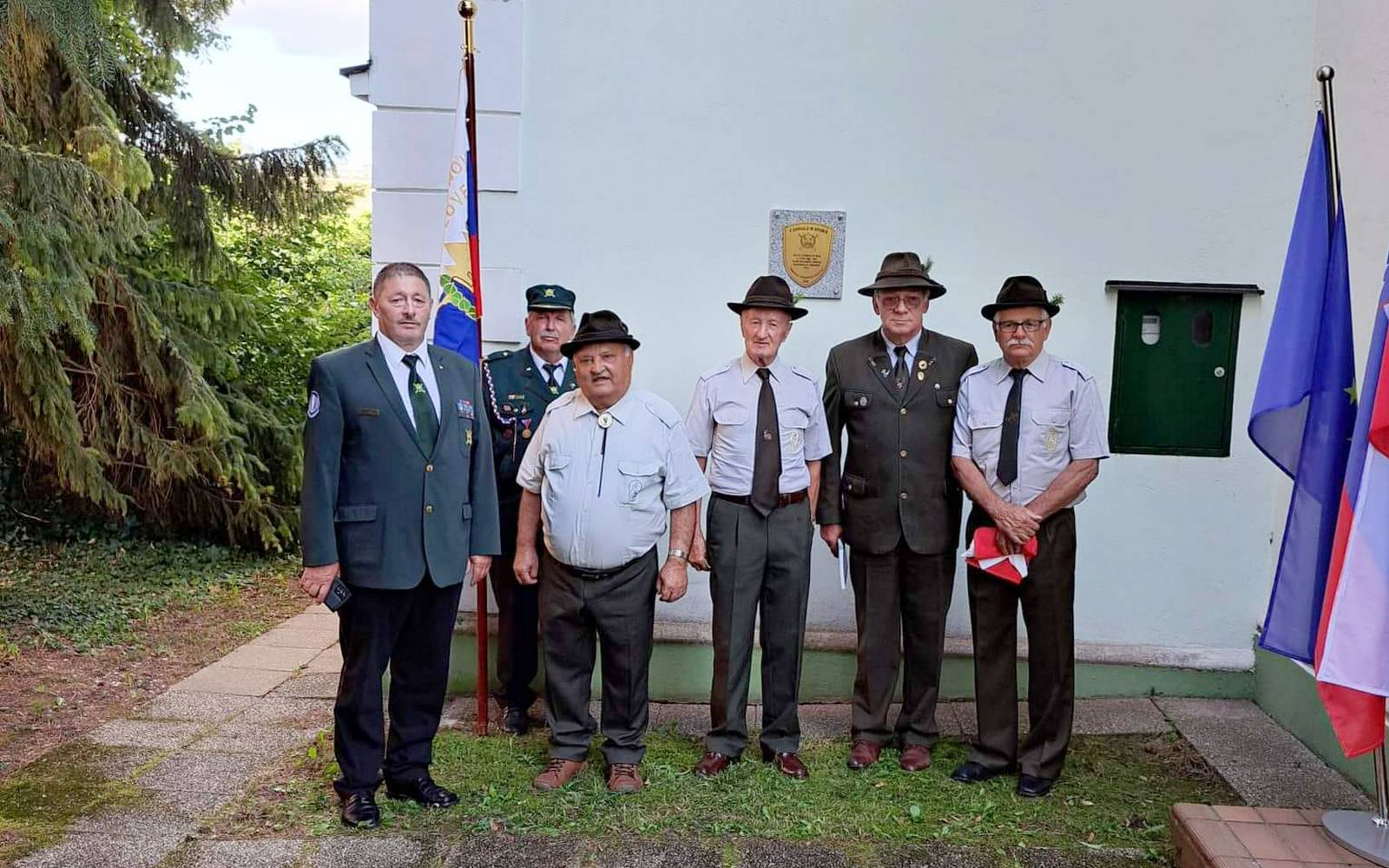 Organizatorji tajnega skladišča in ueleženci slovesnosti pred domom ptujko-ormoških lovcev po odkritju spominske plošče, prve z leve predsednik OZ VVS Ptuj Vlado Žgeč. Foto: arhiv združenja