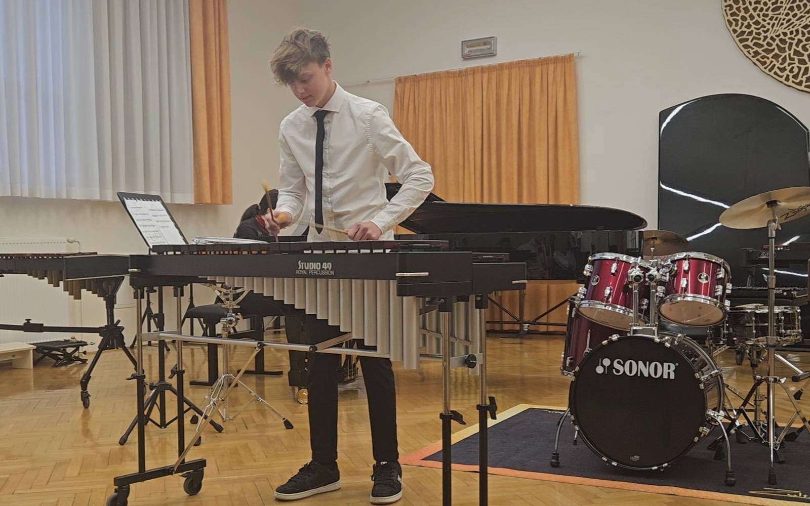 Dobitnik zlate plakete na 52. Tekmovanju mladih glasbenikov Republike Slovenije, Tai Kmetič. Foto: osebni arhiv.