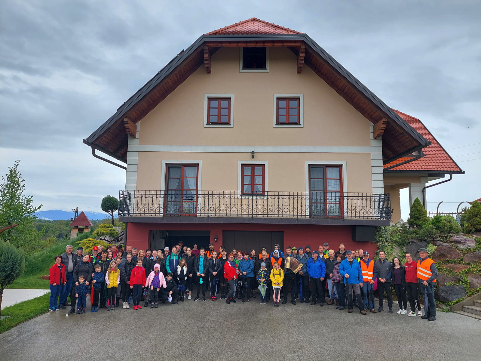 Vzdušje je čudovito in kljub jutranji dilemi ali na pohod iti ali ne zaradi dežja, so se pravilno odločili. Foto: arhiv občine