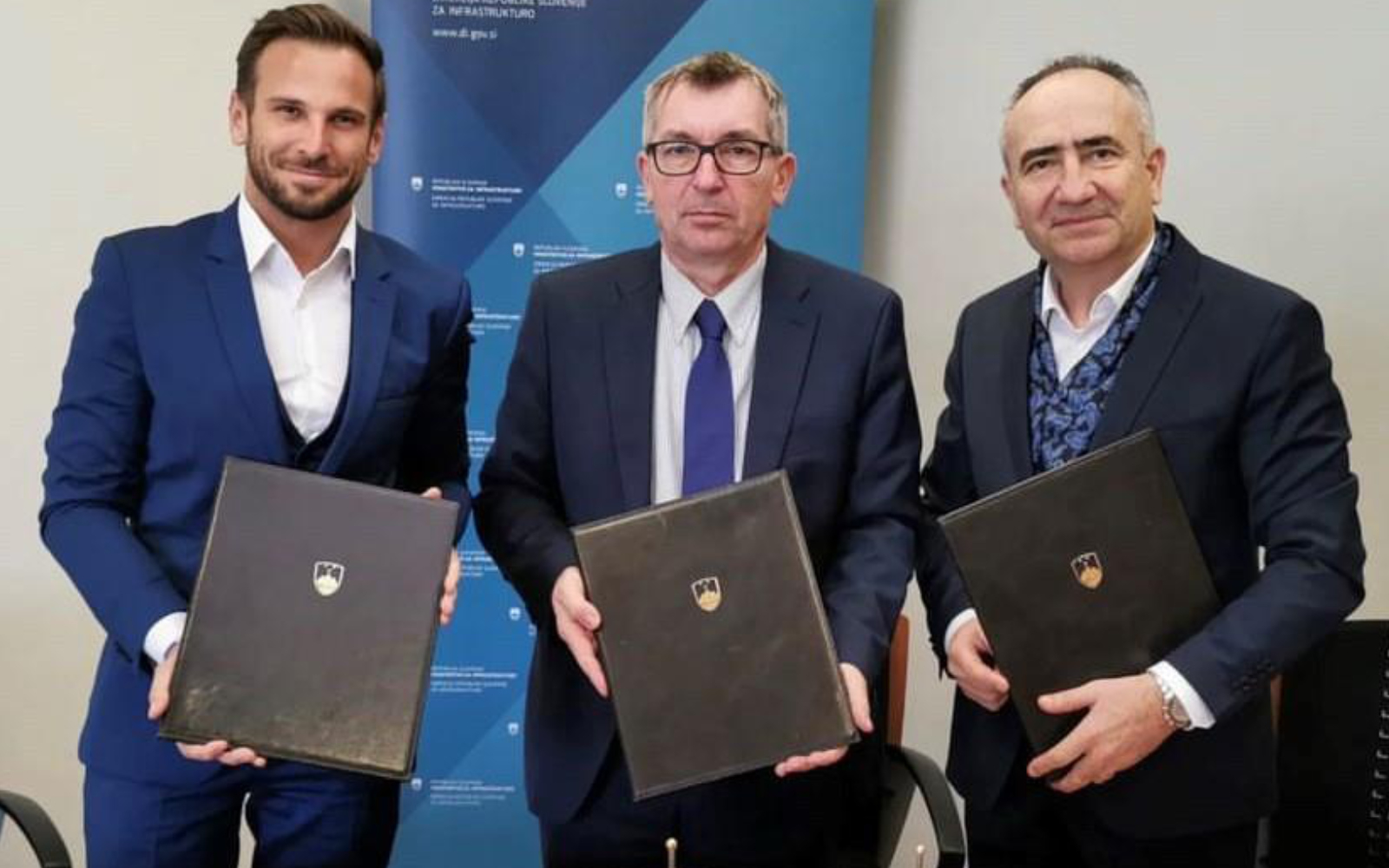 Po podpisu pogodb so bili vsi trije podpisniki zadovoljni. Foto: arhiv občine