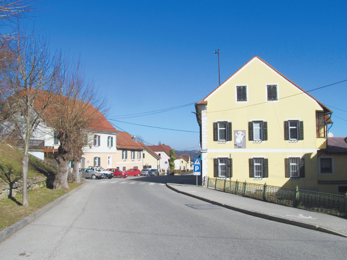 Staro trško jedro z nekdanjo Vogrinovo gostilno v ospredju (na desni)