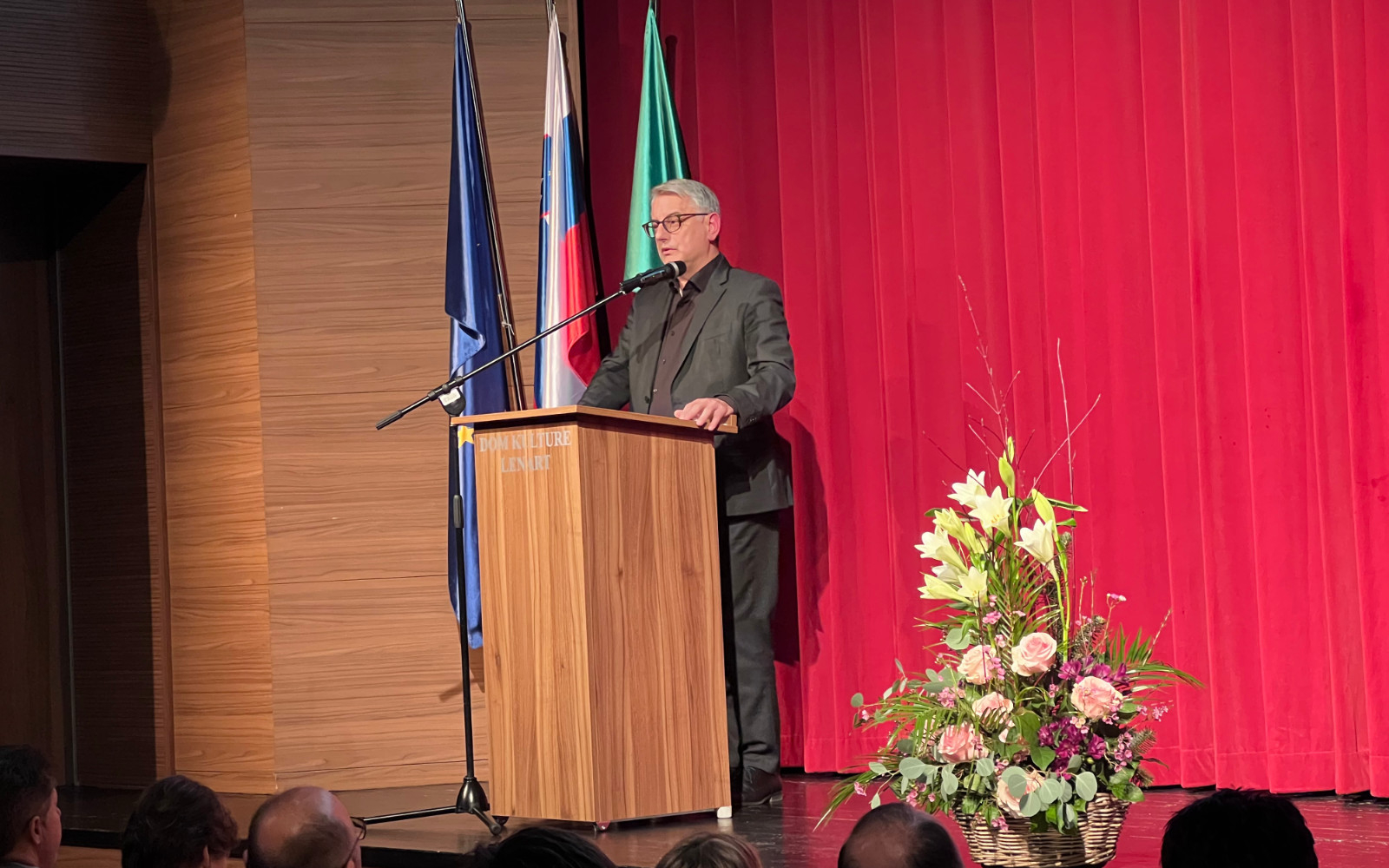 Minister Han v Lenartu: "Pomembno se mi zdi, da politiki in ministri gredo na teren, da vidijo in rešujejo stvari iz terena." Foto: Nina Zorman