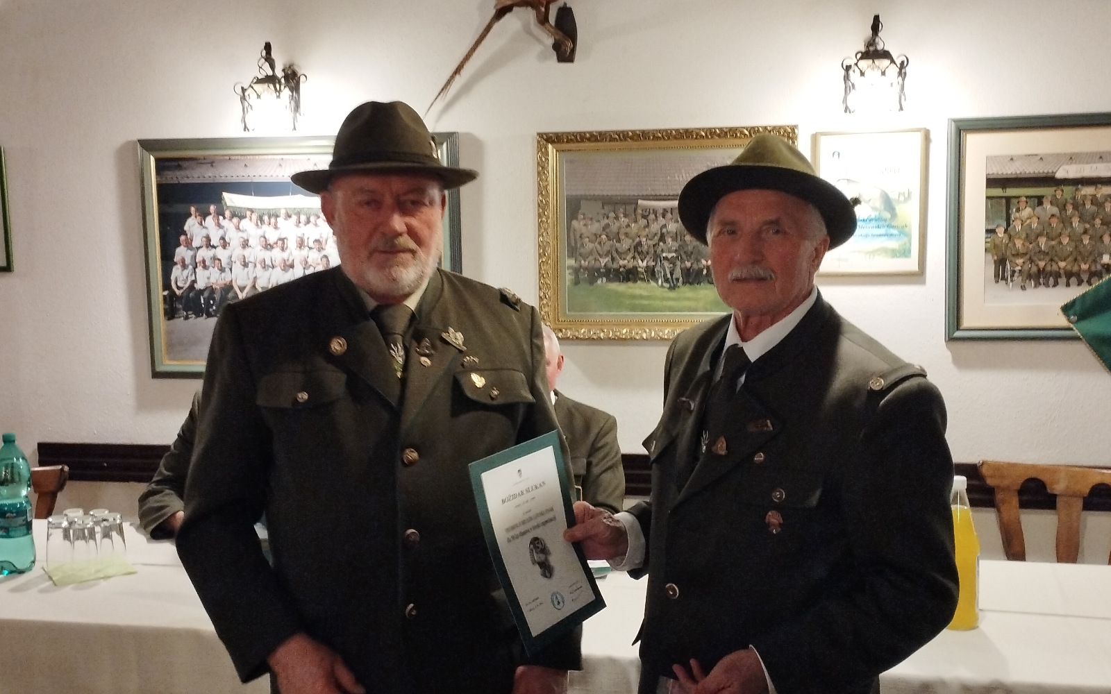 Božo Slukan (desno) s spominskm priznanjem LZS v Dobravi. Foto: Jure Toš