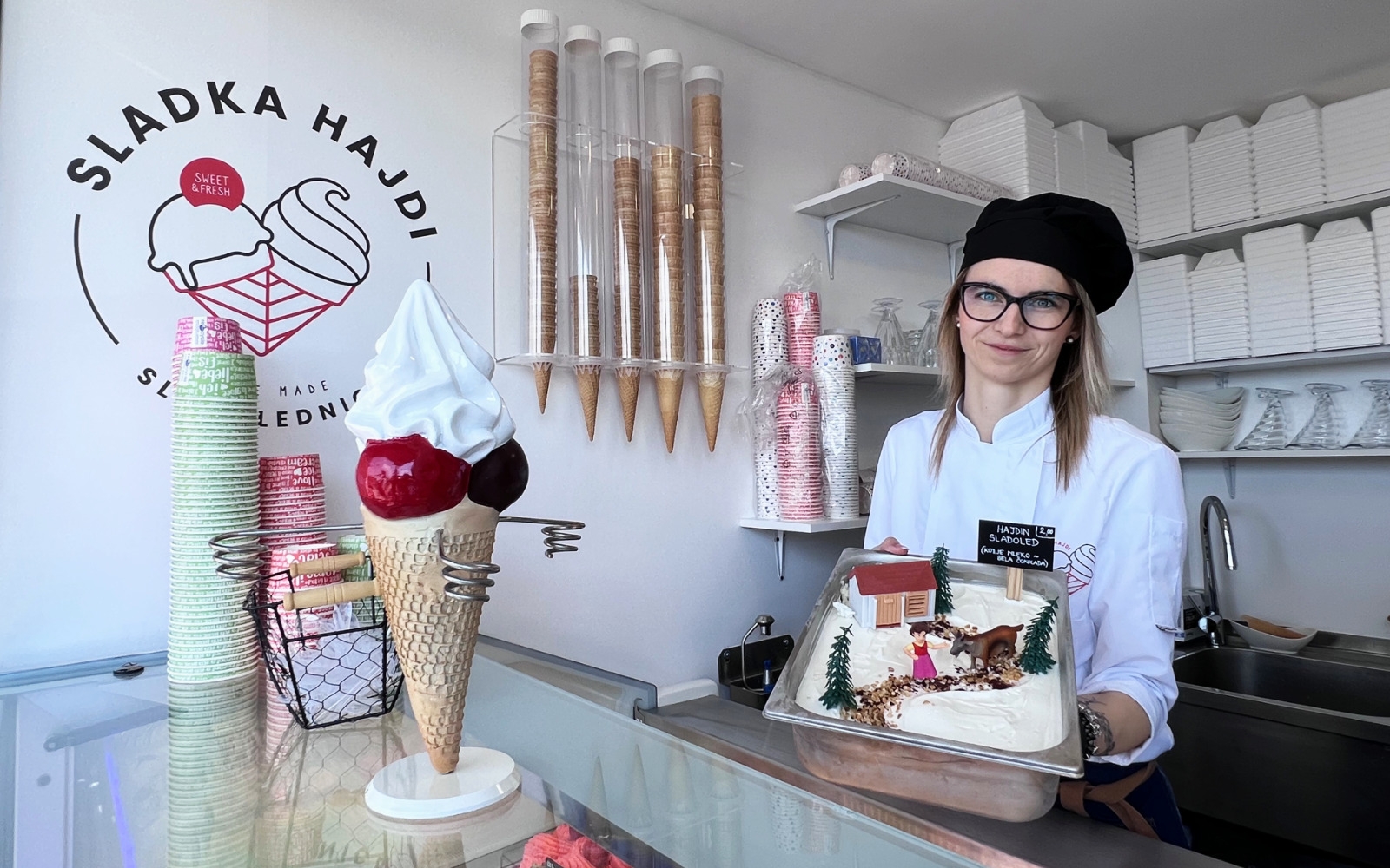 Hajdi Feiertag je najbolj ponosna na sladoled, ki nosi tudi njeno ime. Gre za sladoled iz kozjega mleka in dodatkom bele čokolade, ki kar prikliče okus po naravnem, domačem in svežem.