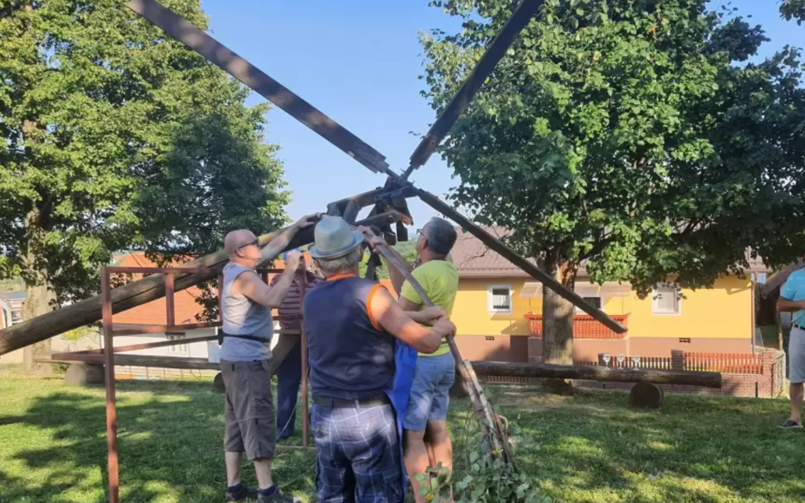 Po Slovenskih goricah se bodo pričeli postavljati klopotci, ki bodo vinograd varovali pred sladkosnedimi pticami.