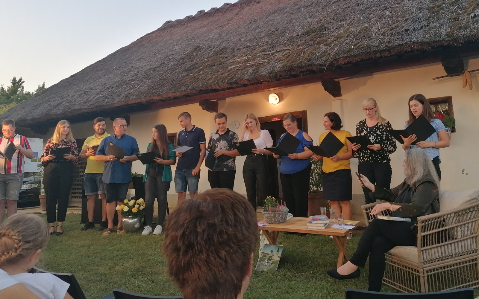 Člani recitatorske sekcije s častno gostjo festivala. Foto: Aleksandra Papež