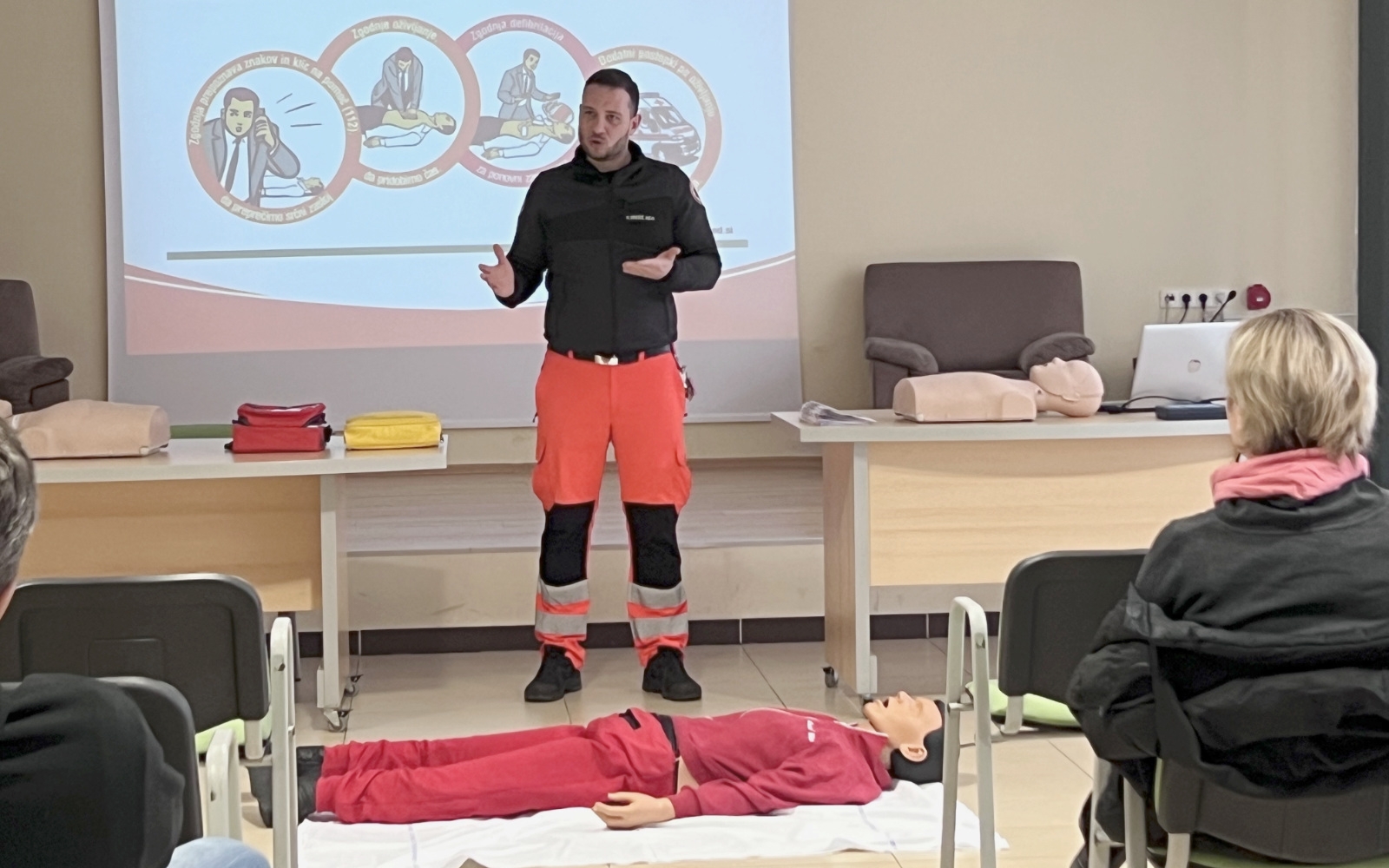 V Sloveniji vsak dan umre med 5 in 7 oseb zaradi nenadnega zastoja srca (+2.000 letno) zato je čimprejšnje ukrepanje poglavitno pri reševanju življenja. Foto: Nina Zorman