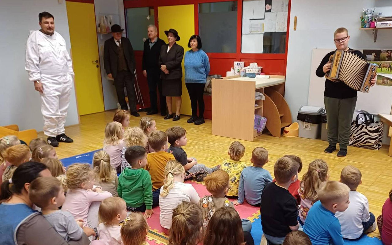 Jesenski utrinki iz Čebelarskega društva Vitomarci