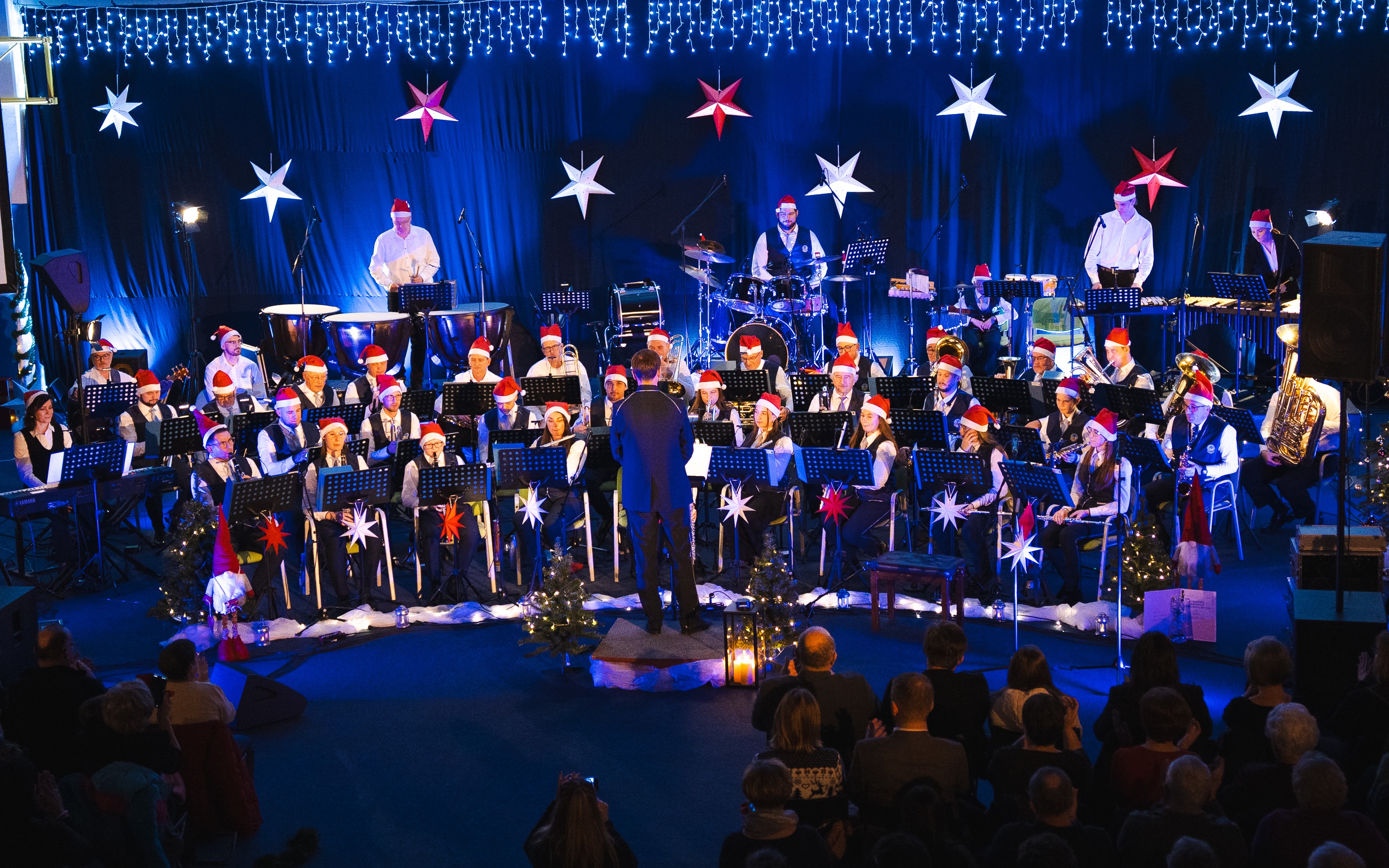 Stoječe ovacije na božičnem koncertu domačega pihalnega orkestra 
