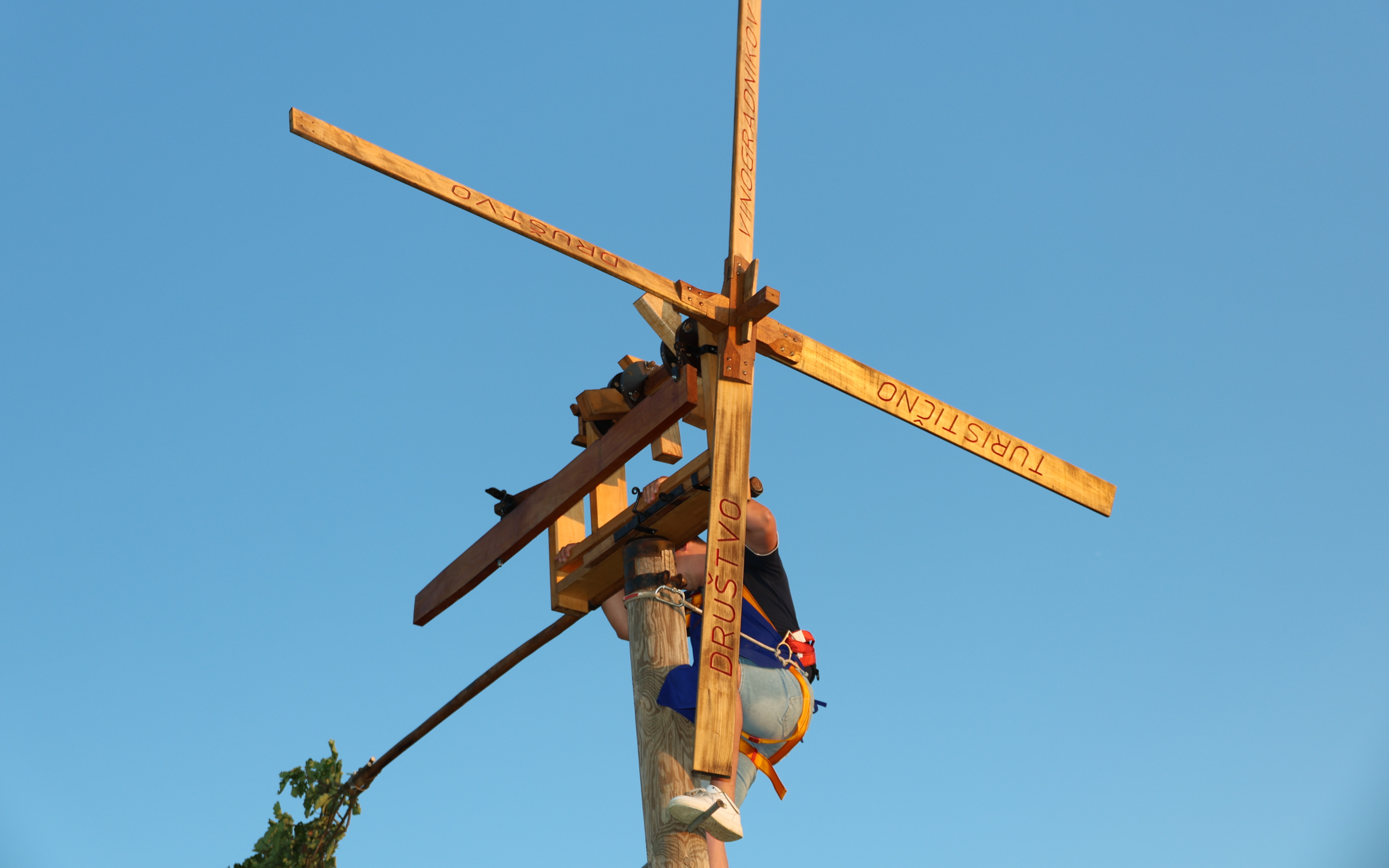 Postavljanje klopotca v Sveti Ani ob druženju domačinov in starih mopedih.