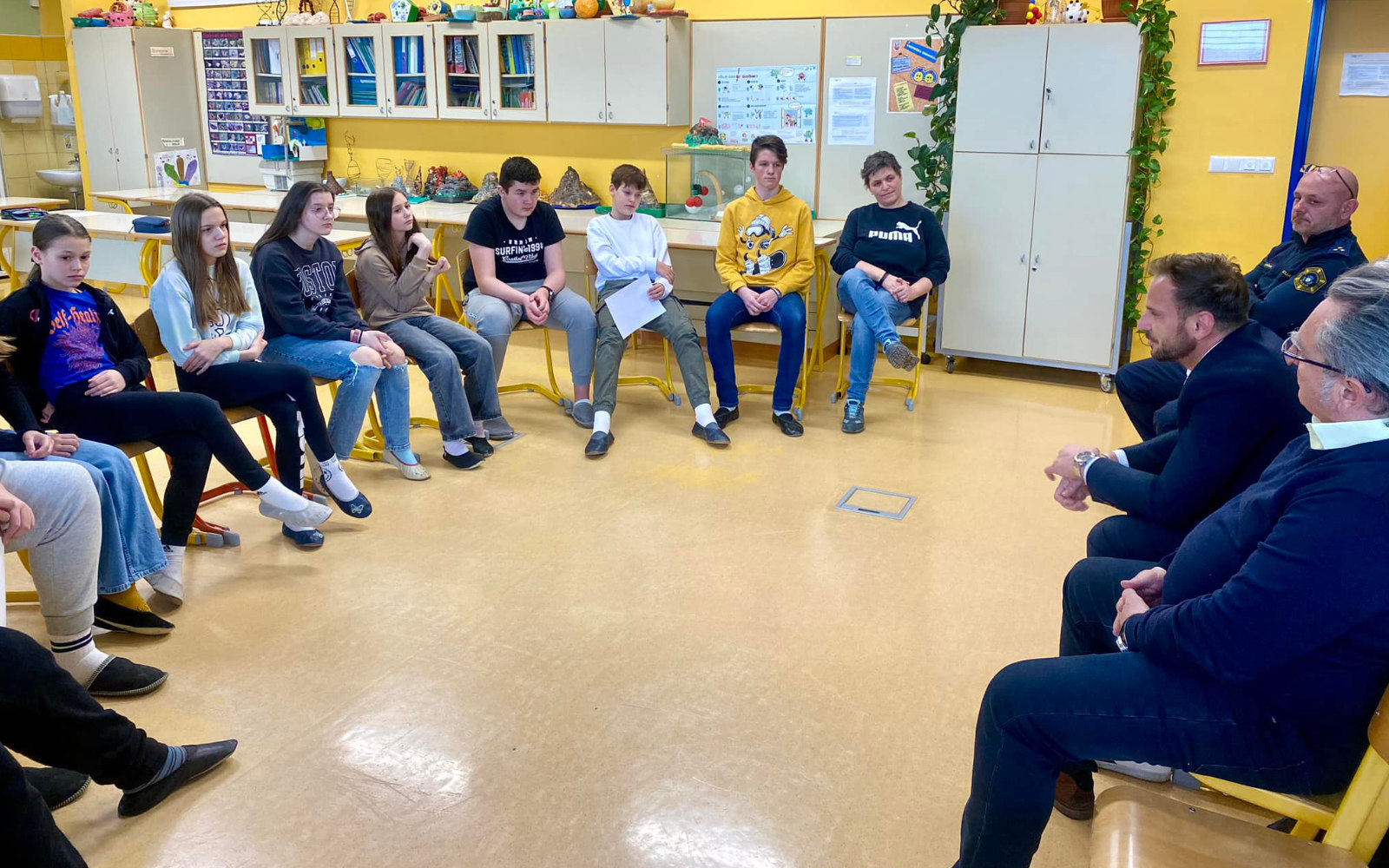 parlament trojica klobasa